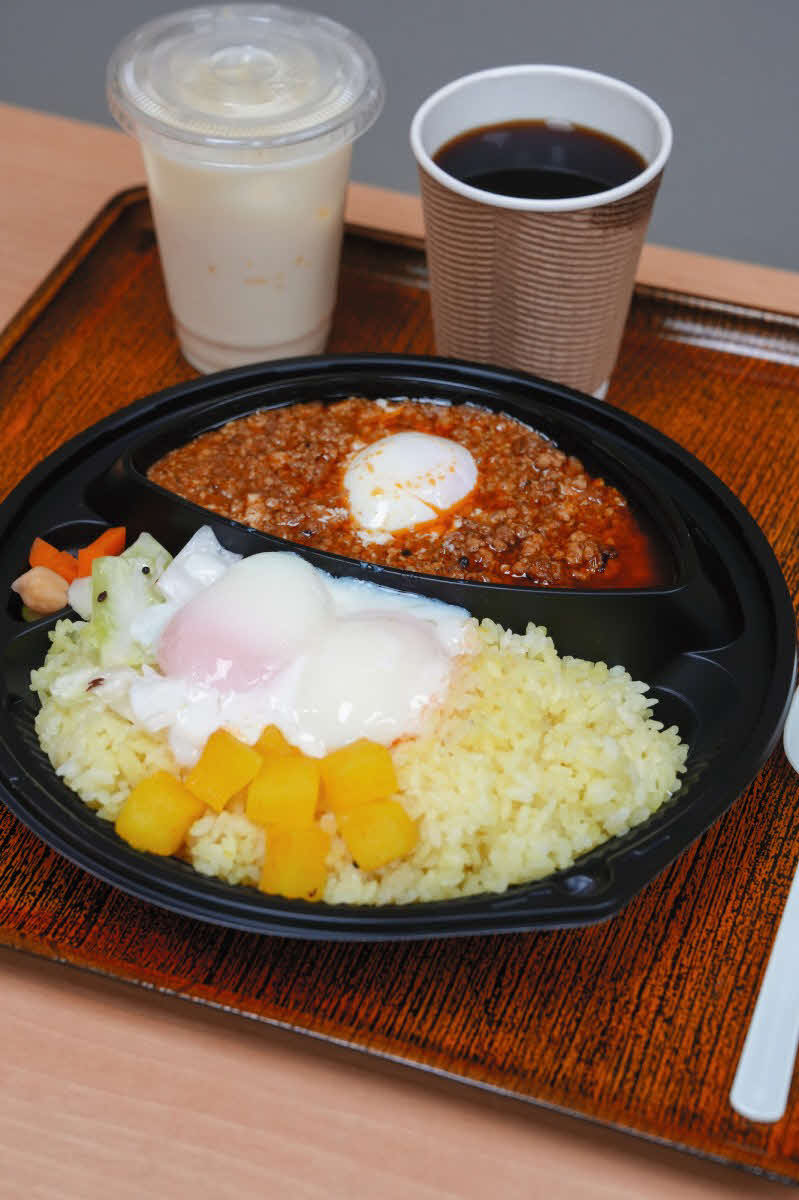永瀬拓矢九段の2日目の勝負メシは「キーマカレー（大盛り、温泉卵3つトッピング）、パッションフルーツラッシー、トリバコーヒー（ホット）」（日本将棋連盟提供）