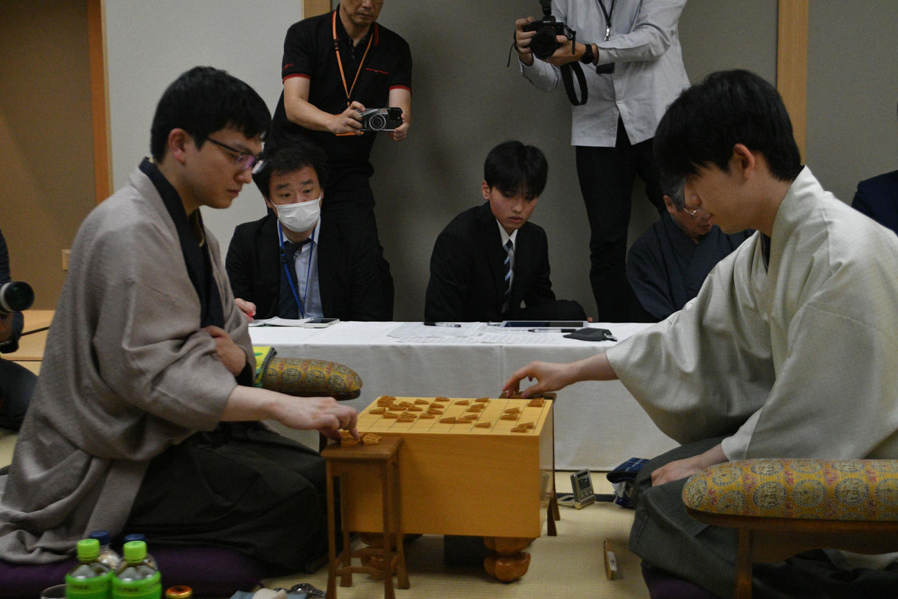 王位戦第6局は永瀬拓矢九段（左）を藤井聡太王位（右）が下して4勝2敗で防衛して6連覇を達成