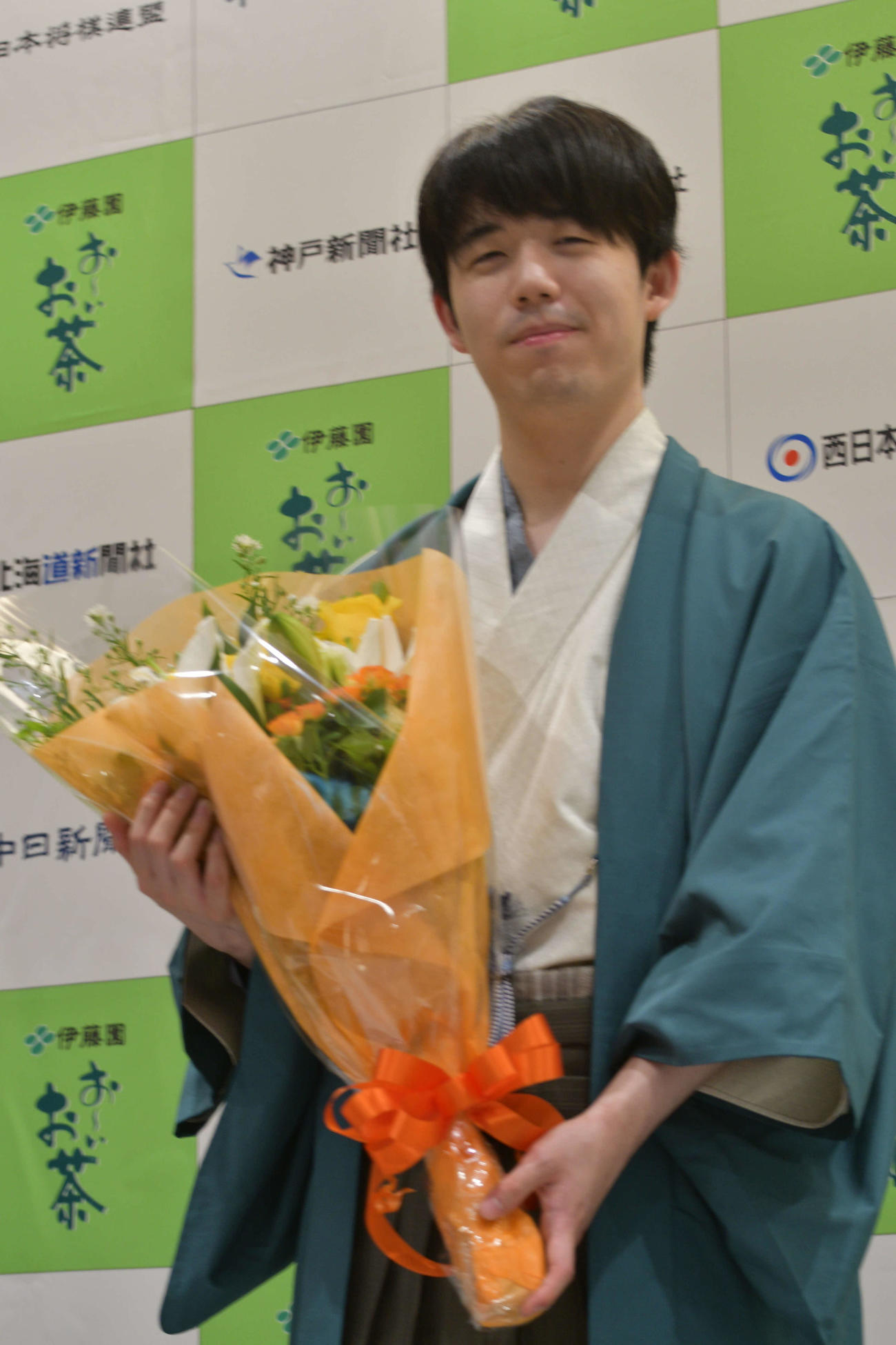 王位戦6連覇を達成して花束を手にする藤井聡太王位