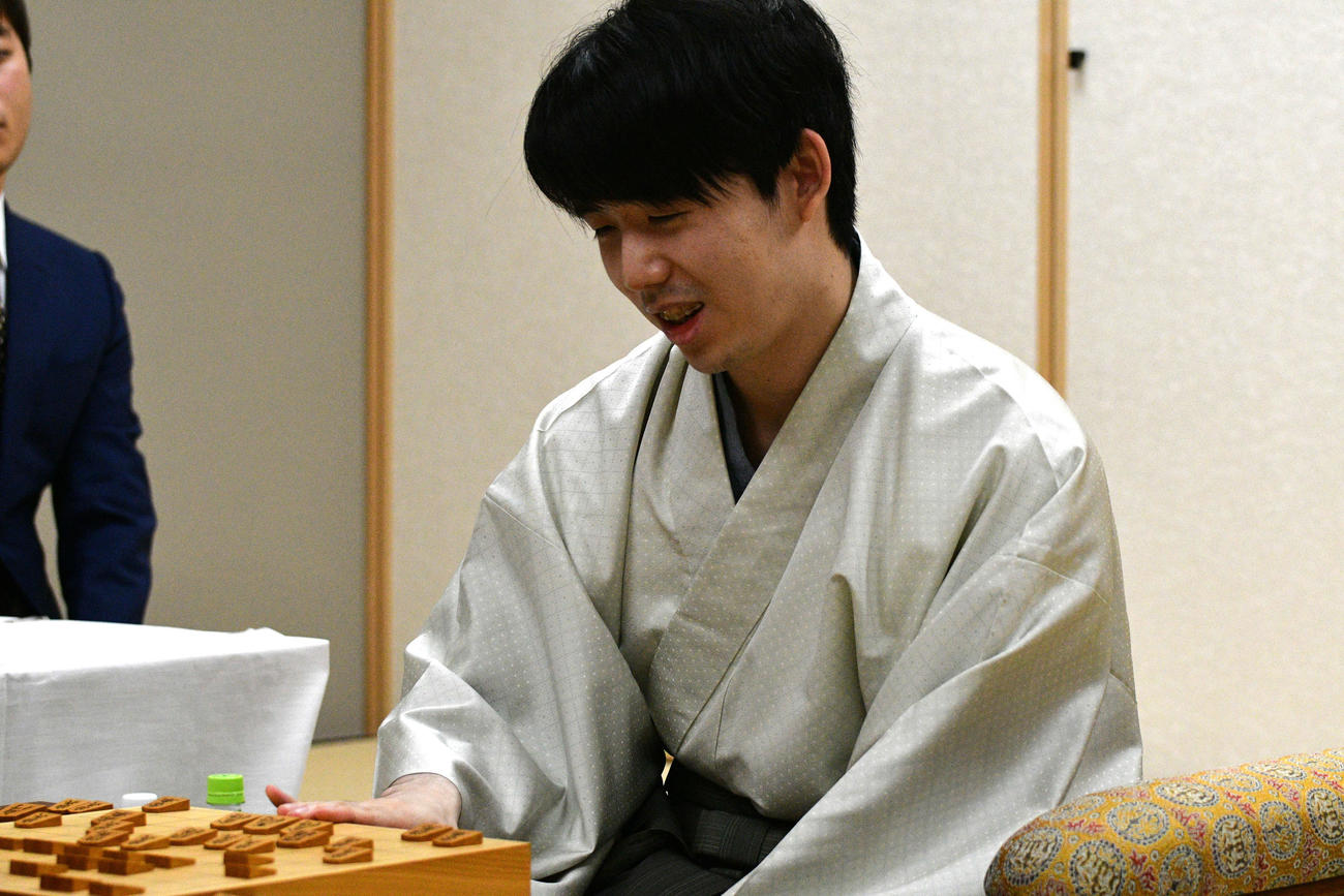 王位戦6連覇を達成して終局後にホッとした表情を見せる藤井聡太王位