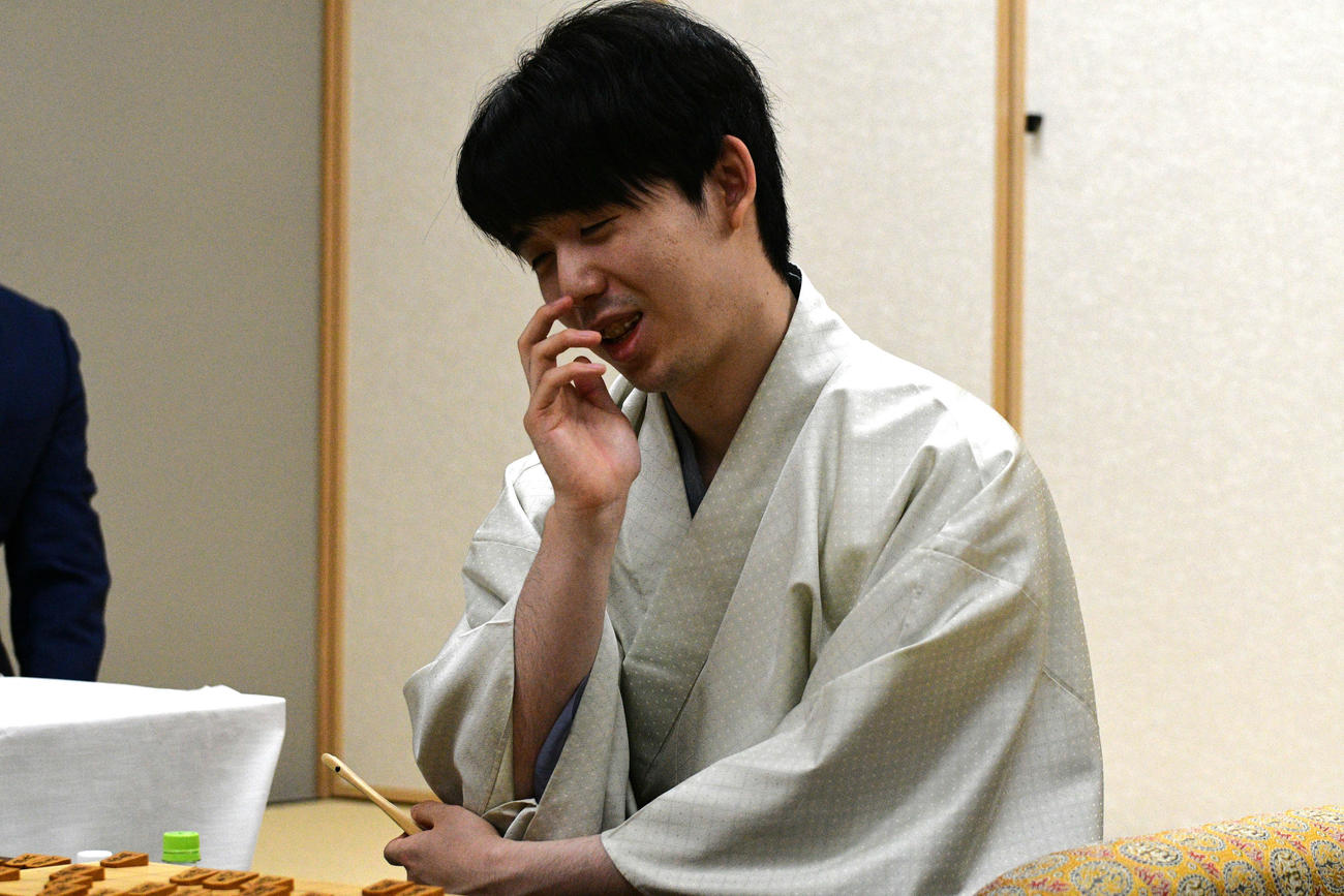王位戦6連覇を達成して終局後にホッとした表情を見せる藤井聡太王位