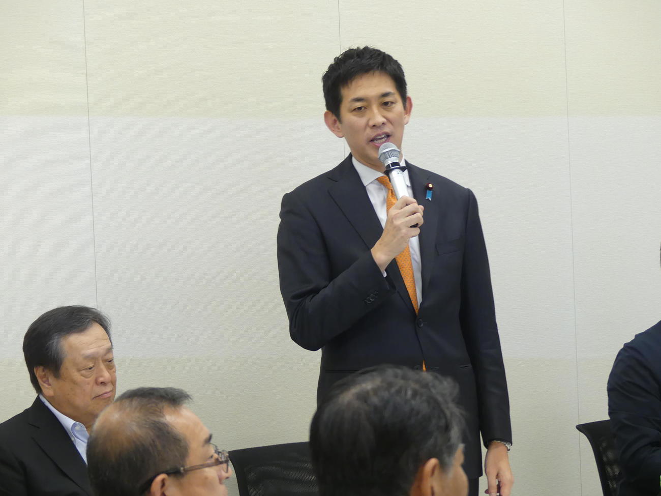 自身の勉強会であいさつする自民党の小林鷹之・前経済安全保障相（撮影・中山知子）