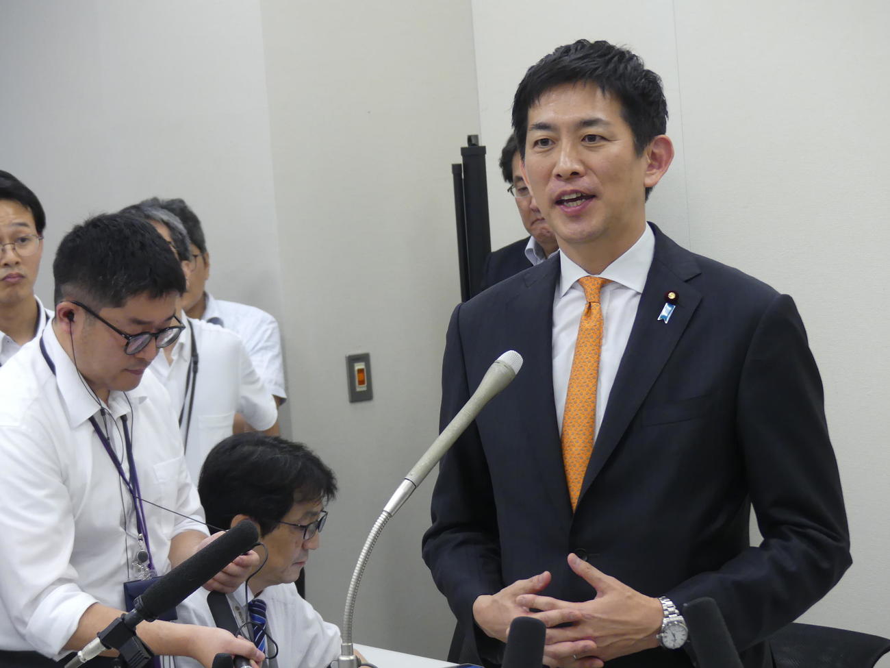 自民党総裁選への立候補の意向を表明した小林鷹之・前経済安全保障相（撮影・中山知子）