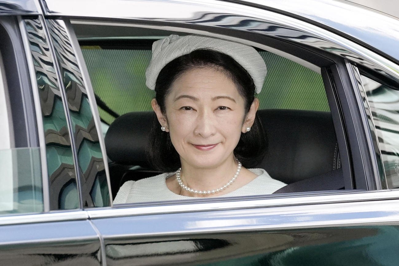 59歳の誕生日を迎え、天皇陛下にあいさつするため皇居に入られる紀子さま（共同）