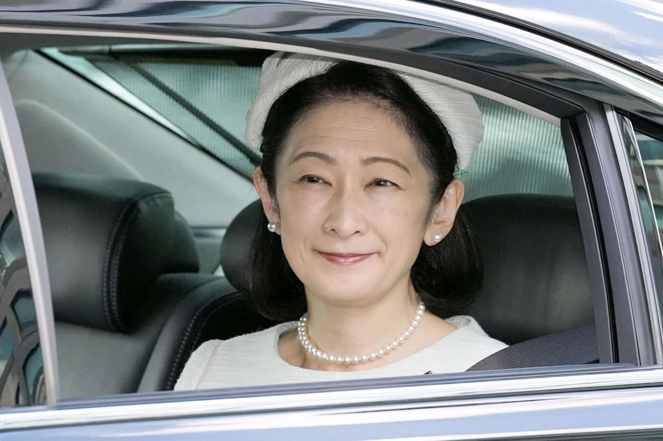 59歳の誕生日を迎え、天皇陛下にあいさつするため皇居に入られる紀子さま（共同）