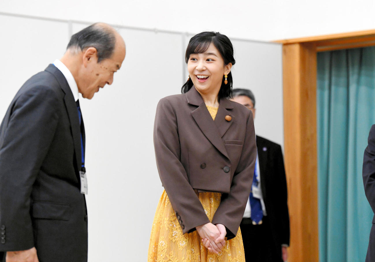 作陶の実演を見学し、説明を受ける秋篠宮家の次女佳子さま（2023年9月代表）