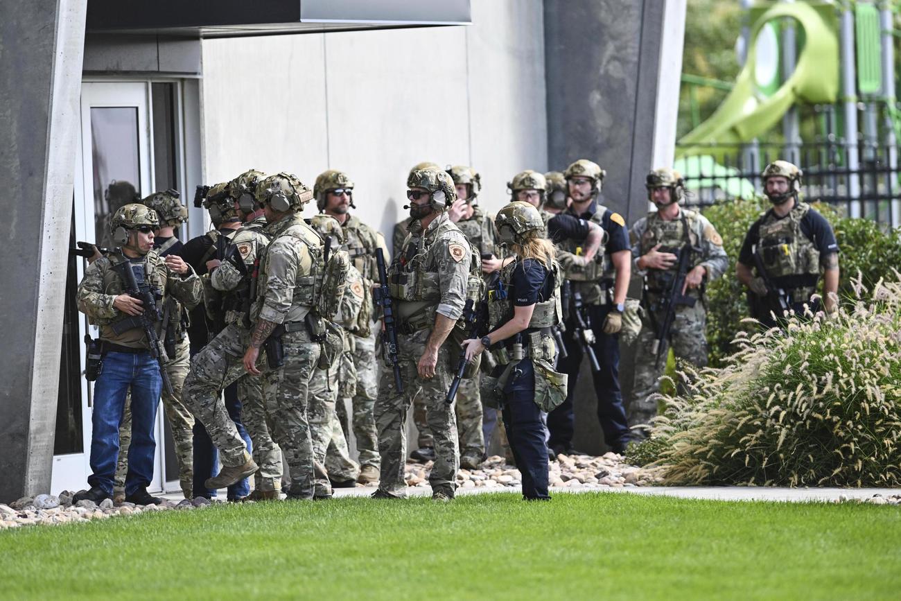 10日、米保守系活動家チャーリー・カーク氏が銃撃されたユタバレー大で、現場の捜索を準備する治安当局者ら（AP＝共同）