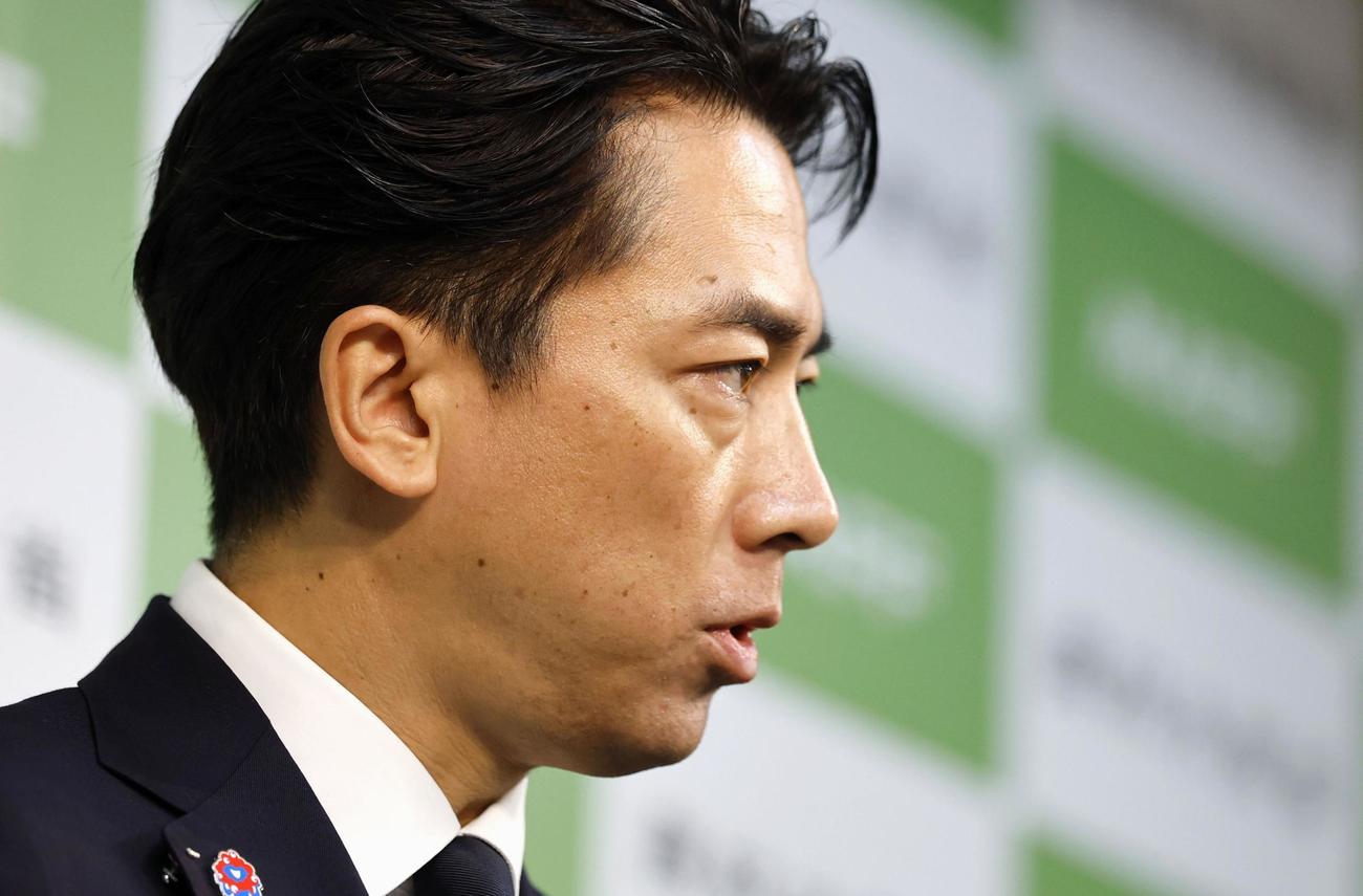 閣議後、記者会見する小泉農相（共同）