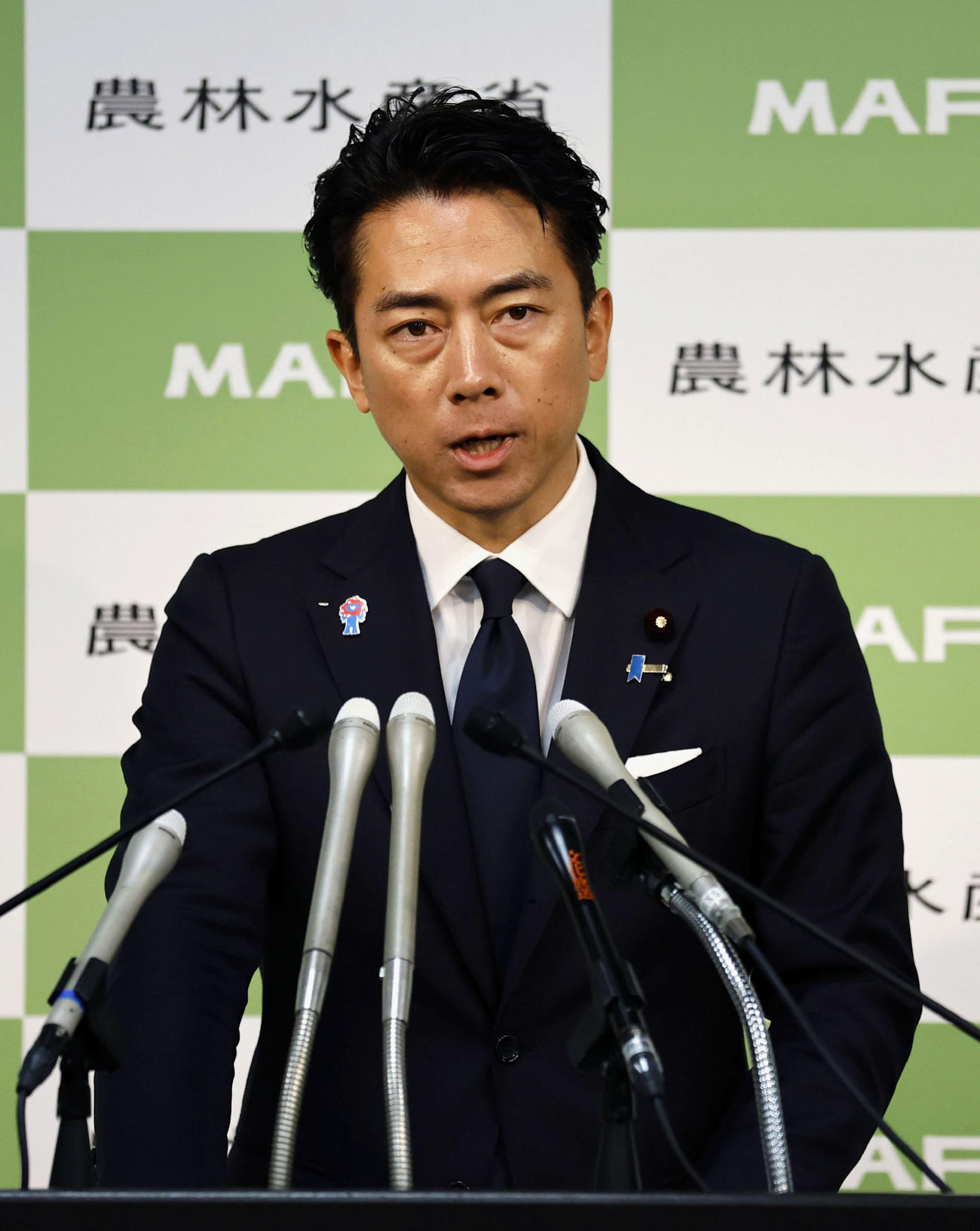 閣議後、記者会見する小泉農相（共同）