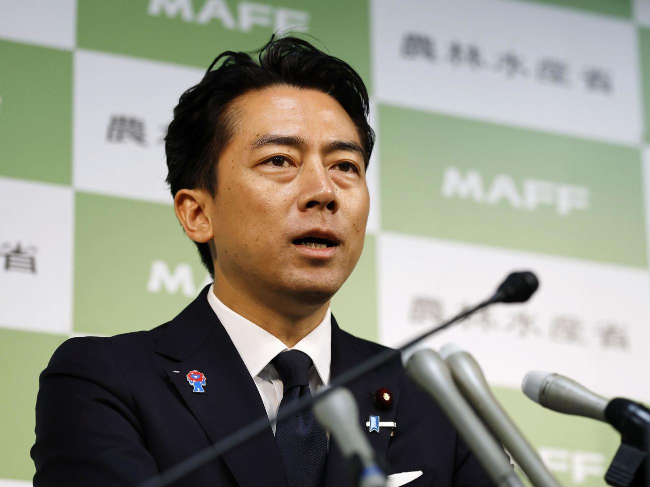 閣議後、記者会見する小泉農相（共同）