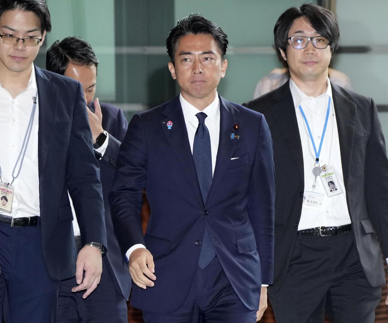 首相官邸に入る小泉農相（共同）