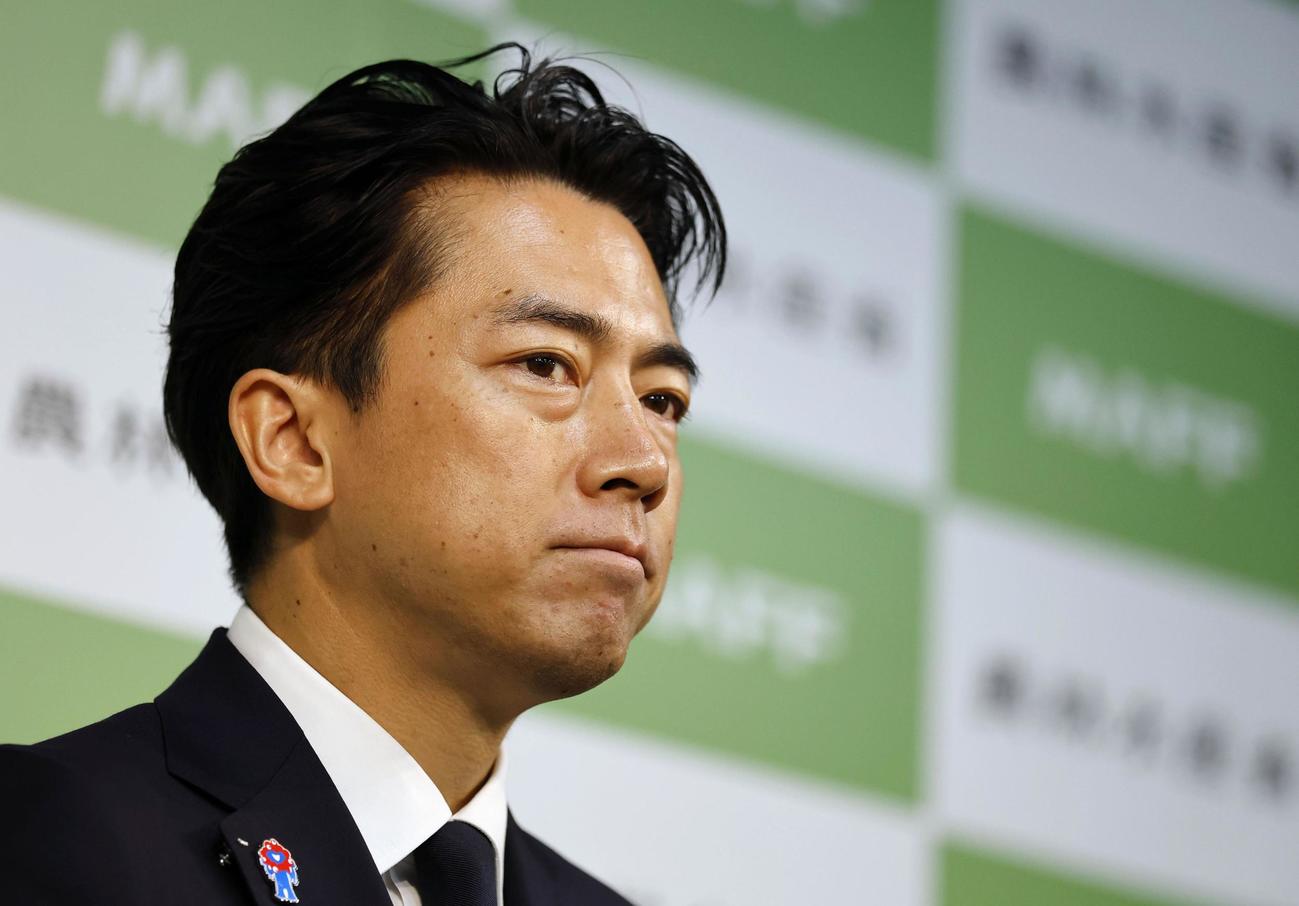 閣議後、記者会見する小泉農相（12日、共同）