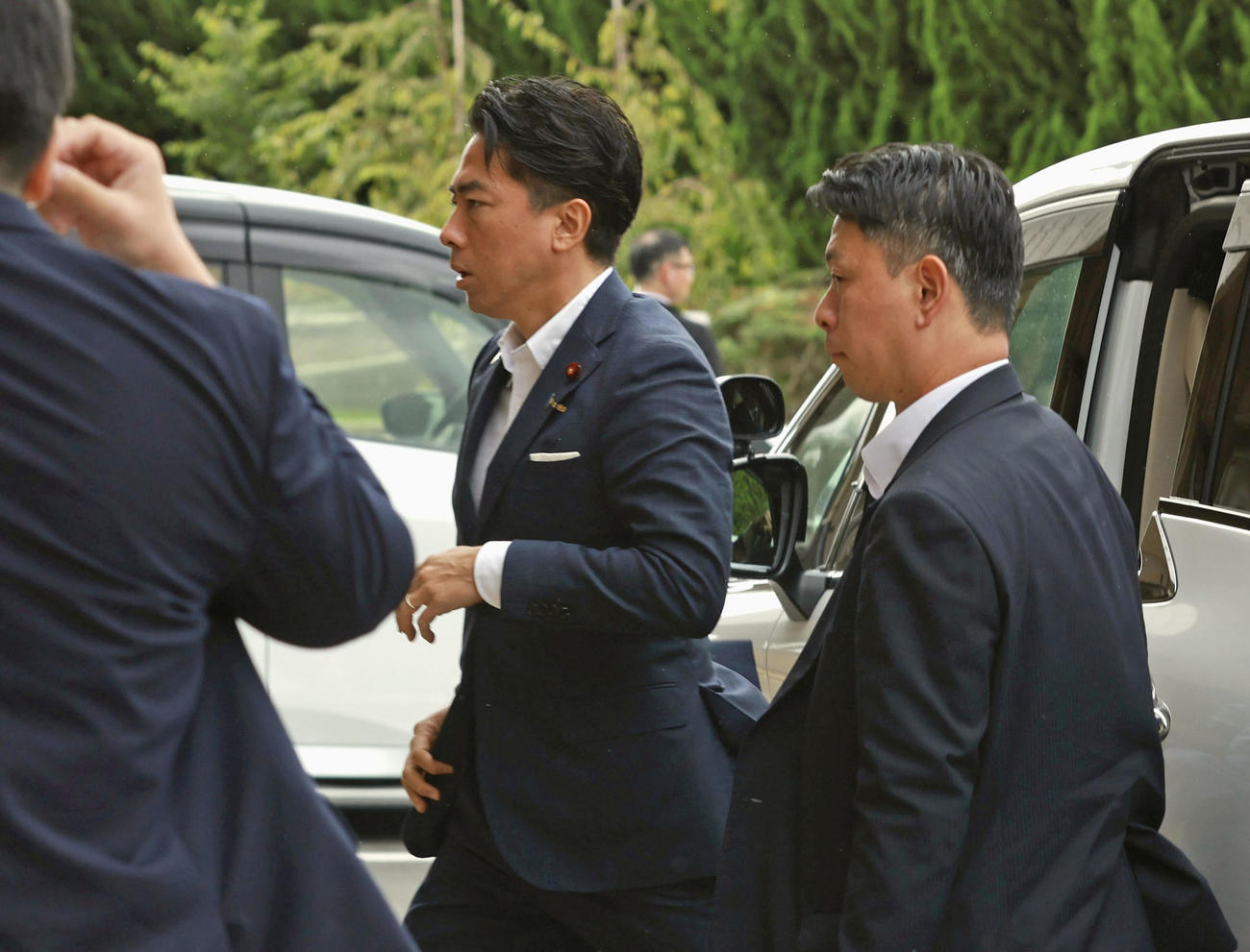 地元の支援者との会合に向かう自民党の小泉農相（左）（代表撮影）