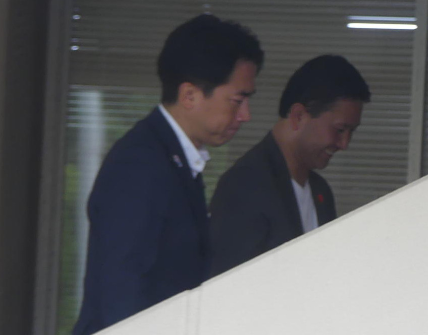 総裁選出馬をめぐり地元支援者と協議するため会場入りする小泉進次郎農相（左下）（撮影・中山知子）