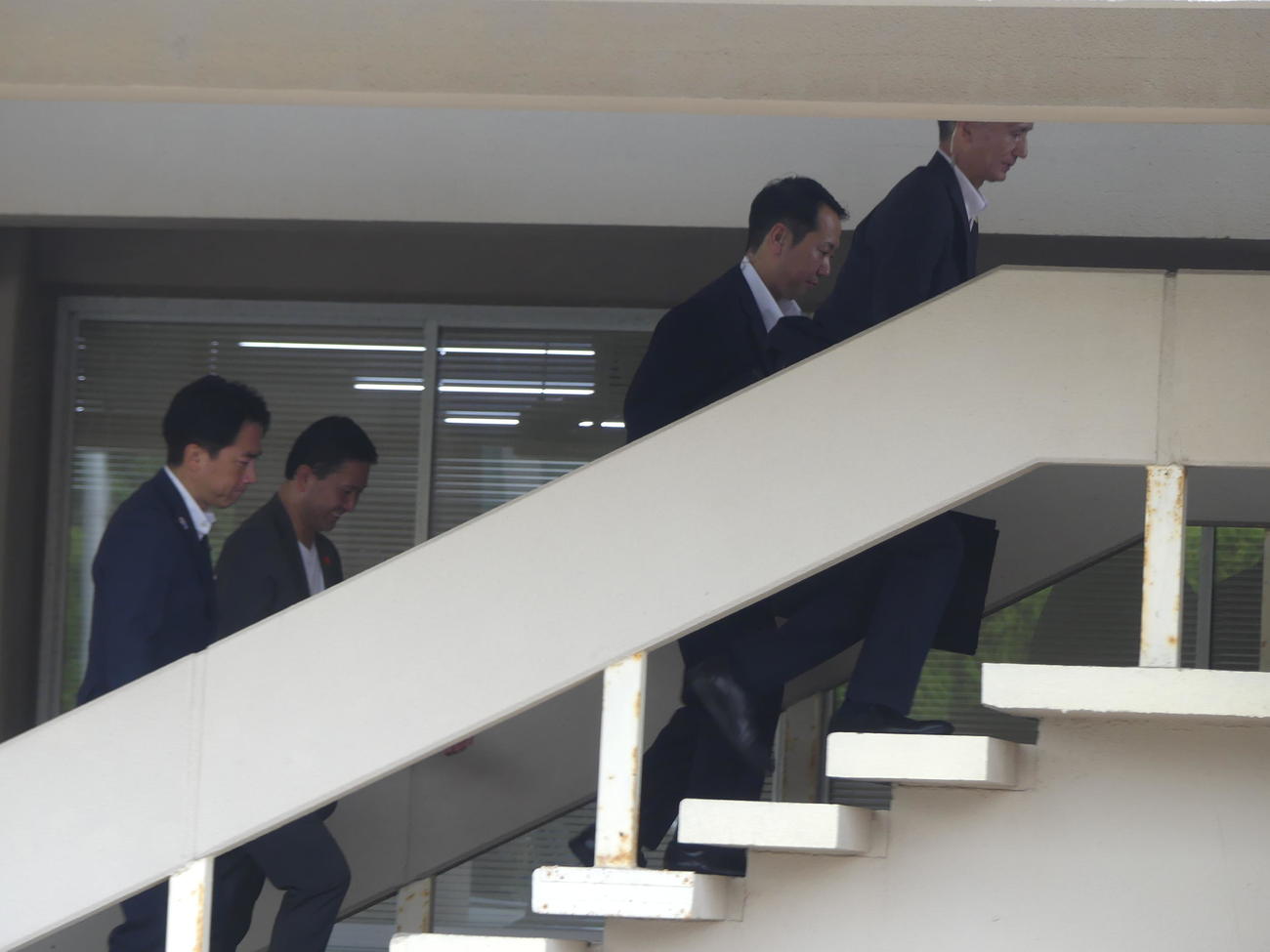 総裁選出馬をめぐり地元支援者と協議するため会場入りする小泉進次郎農相（左下）（撮影・中山知子）