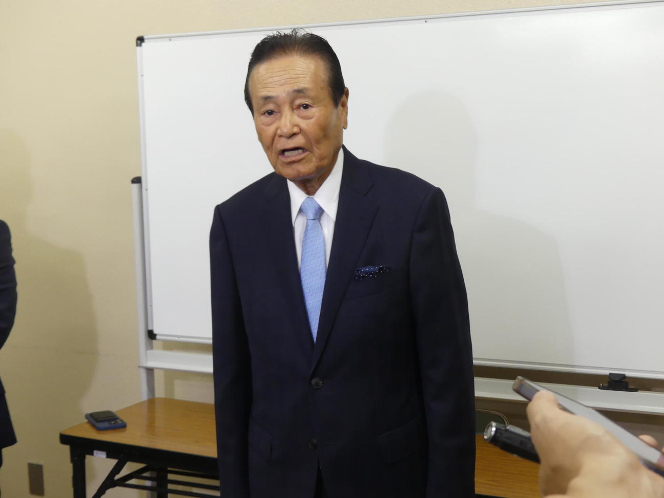 小泉進次郎農相との面会内容について報道陣の取材に応じる、後援会の1つ「経泉会」の森洋会長（撮影・中山知子）