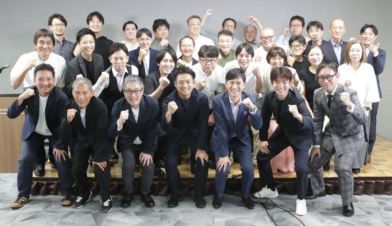 「再生の道」の党員と石丸伸二氏（前列左から5人目）