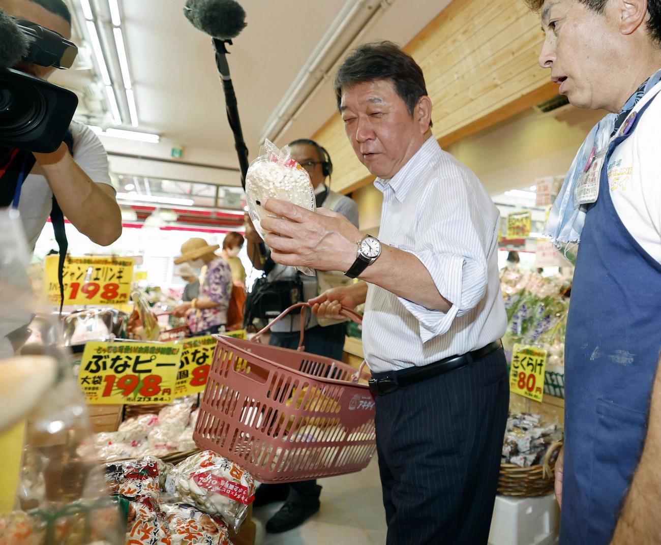 スーパーマーケットを視察する自民党の茂木前幹事長（共同）