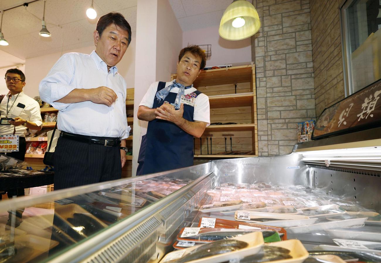 スーパーマーケットを視察する自民党の茂木前幹事長（共同）