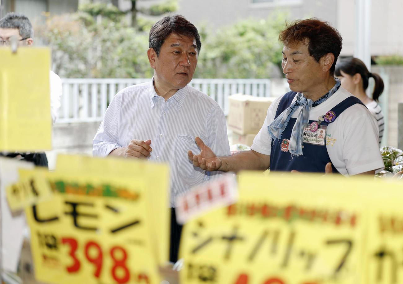 スーパーマーケットを視察する自民党の茂木前幹事長（共同）