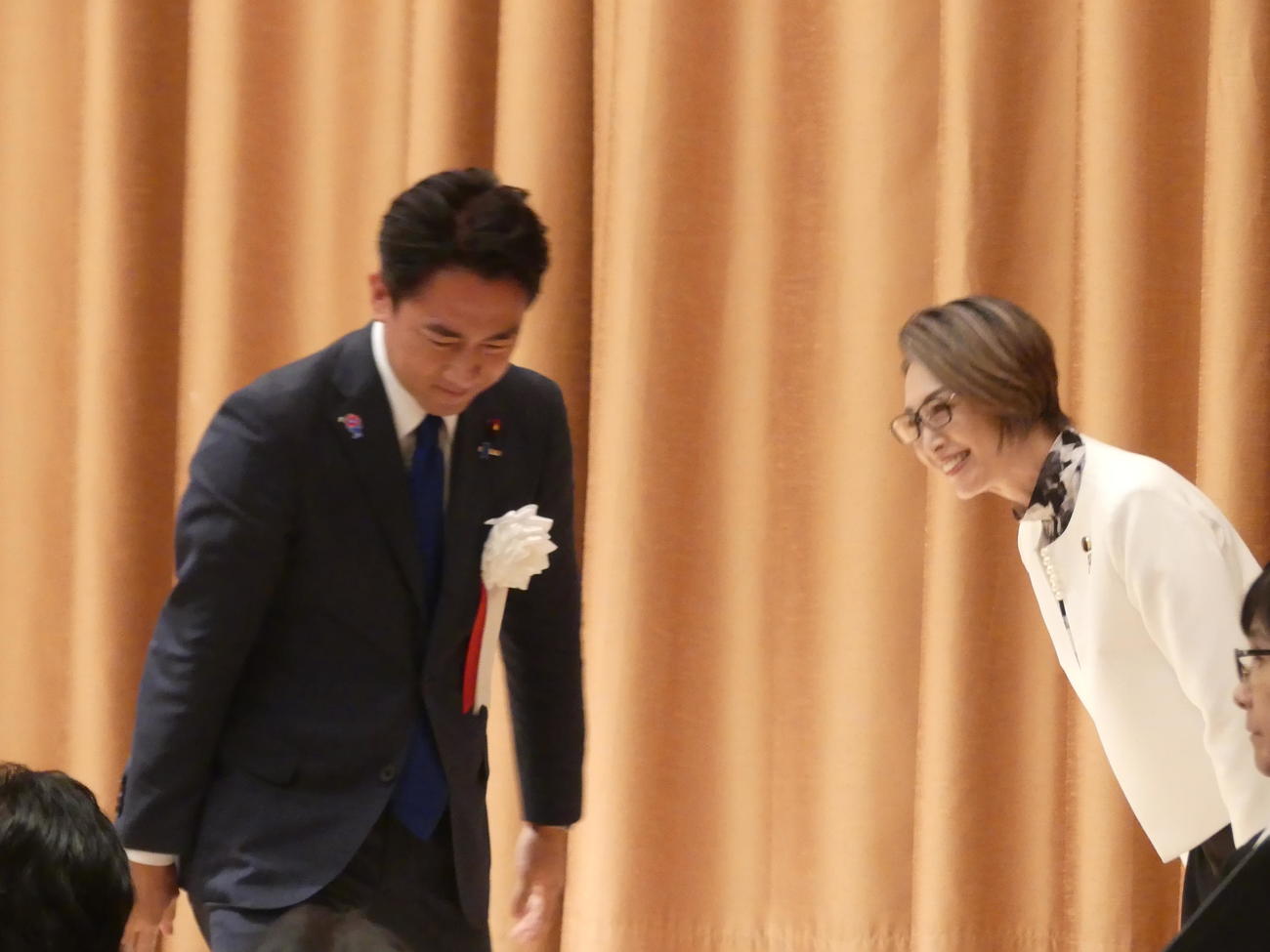 三原じゅん子こども政策担当相（右）のセミナーで講演後、壇上を降りる小泉進次郎農相（撮影・中山知子）