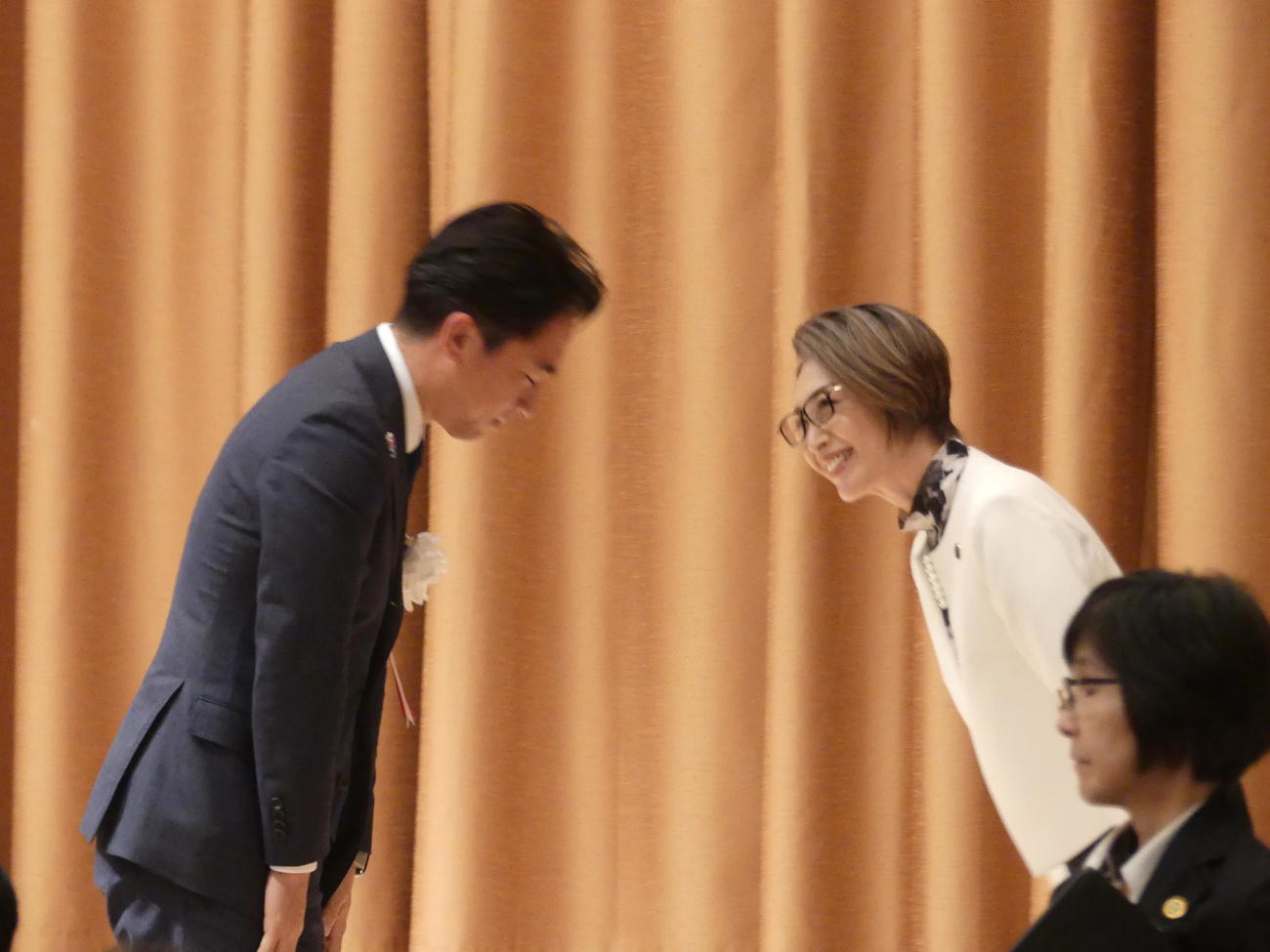 三原じゅん子こども政策担当相（右）のセミナーで講演後、言葉を交わす小泉進次郎農相（撮影・中山知子）