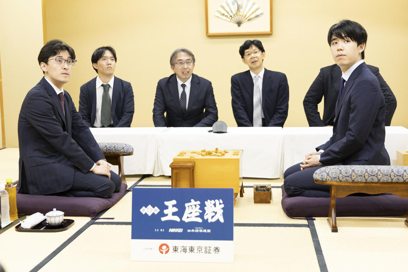 王座戦5番勝負第2局が行われる神戸市「ホテルオークラ神戸」で前日検分を行った藤井聡太王座（右）伊藤匠叡王（日本将棋連盟提供）