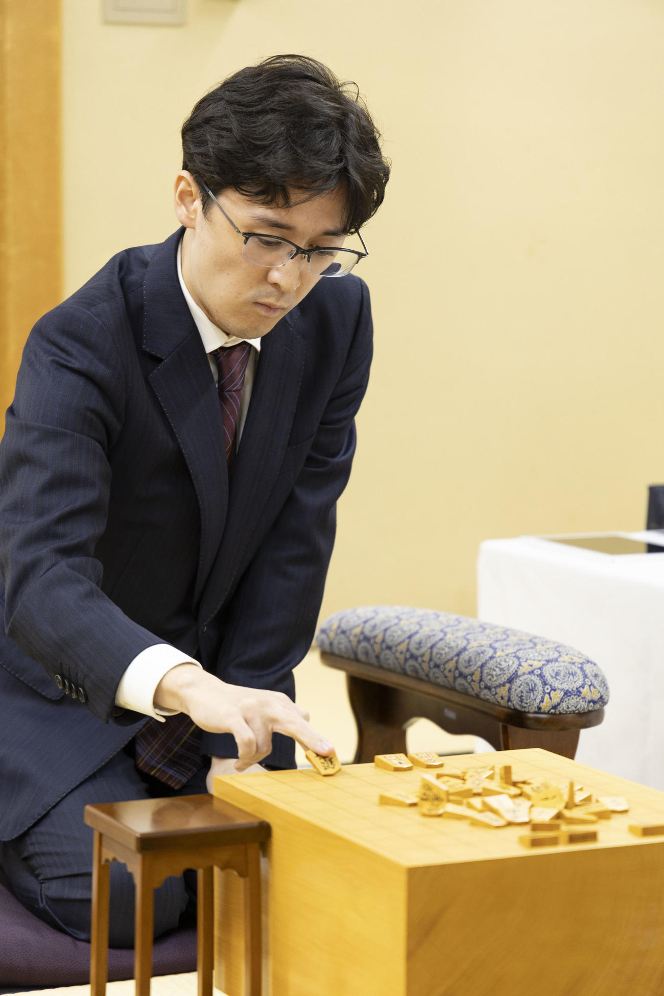 王座戦5番勝負第2局が行われる神戸市「ホテルオークラ神戸」で前日検分を行った伊藤匠叡王（日本将棋連盟提供）