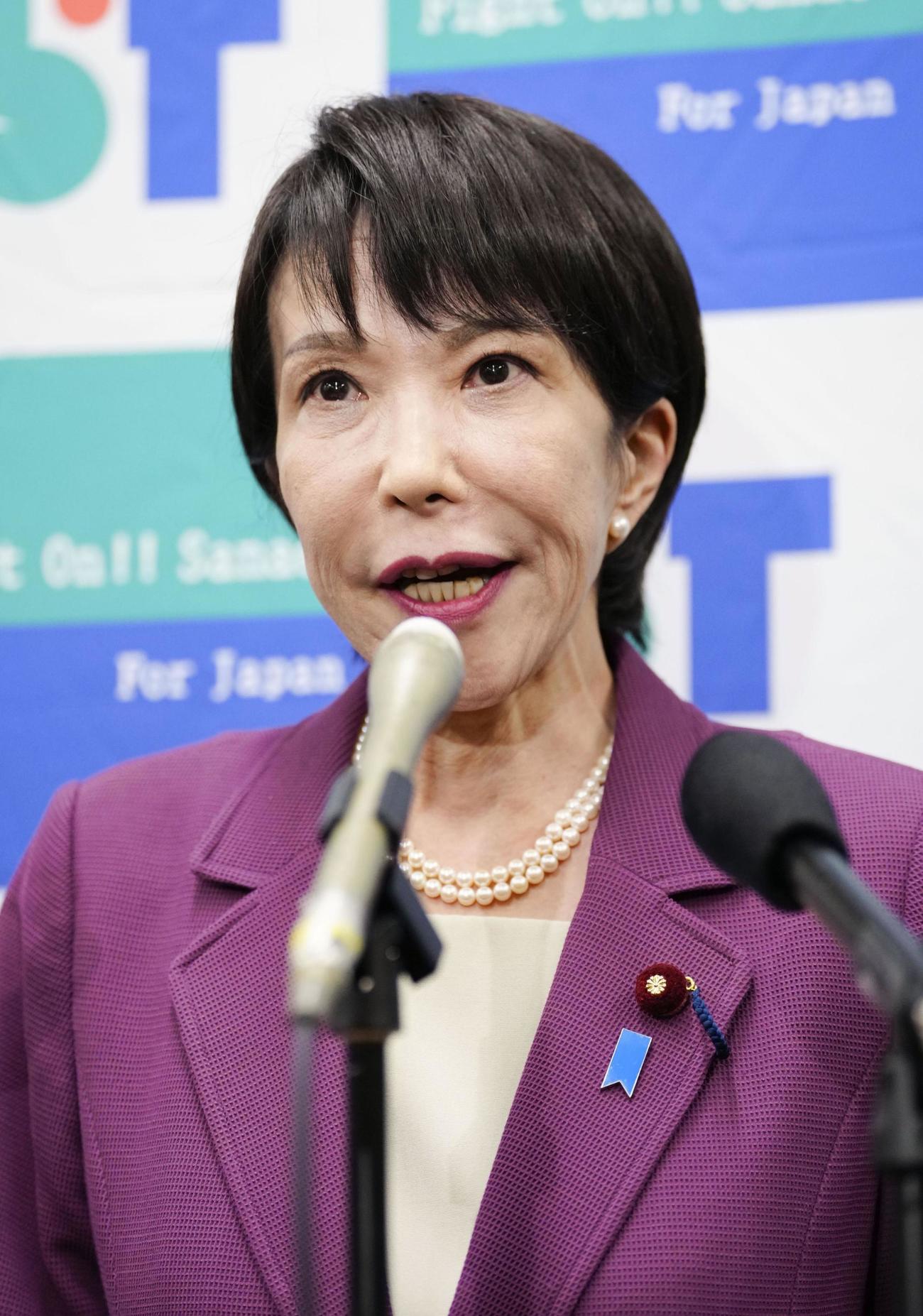 記者団の取材に応じ、自民党総裁選に立候補する意向を表明する高市前経済安保相（共同）