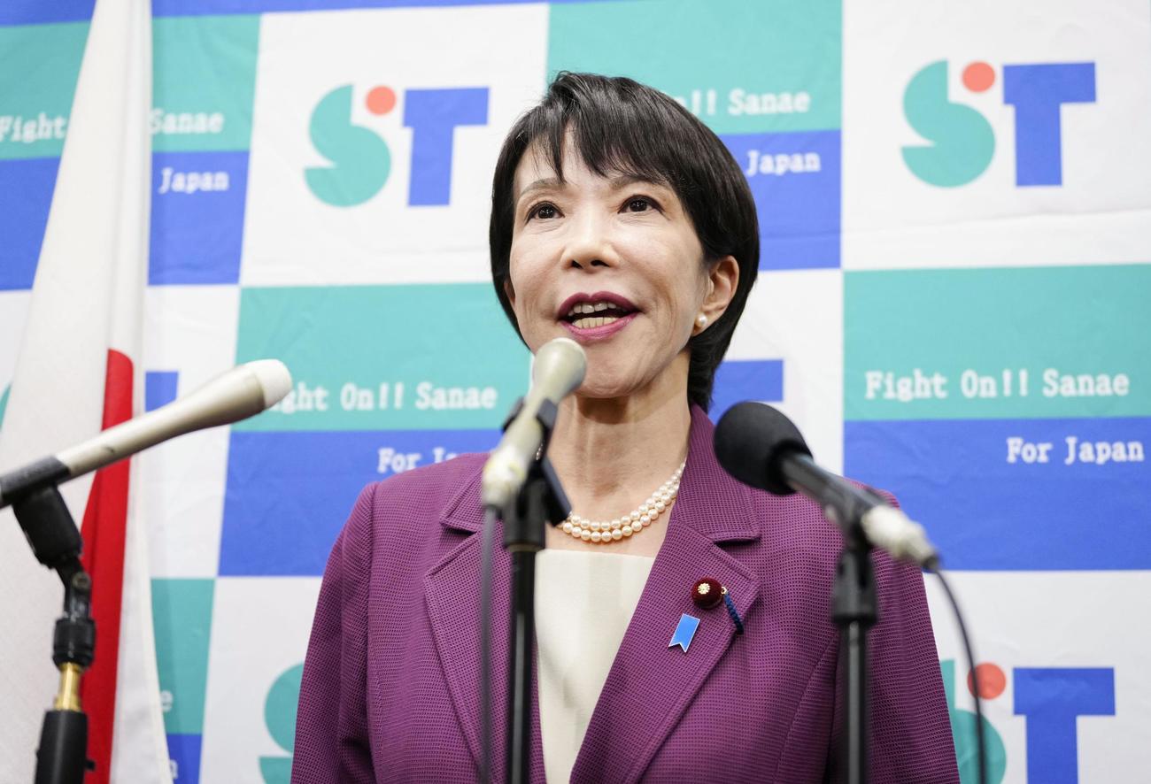 記者団の取材に応じ、自民党総裁選に立候補する意向を表明する高市前経済安保相（共同）