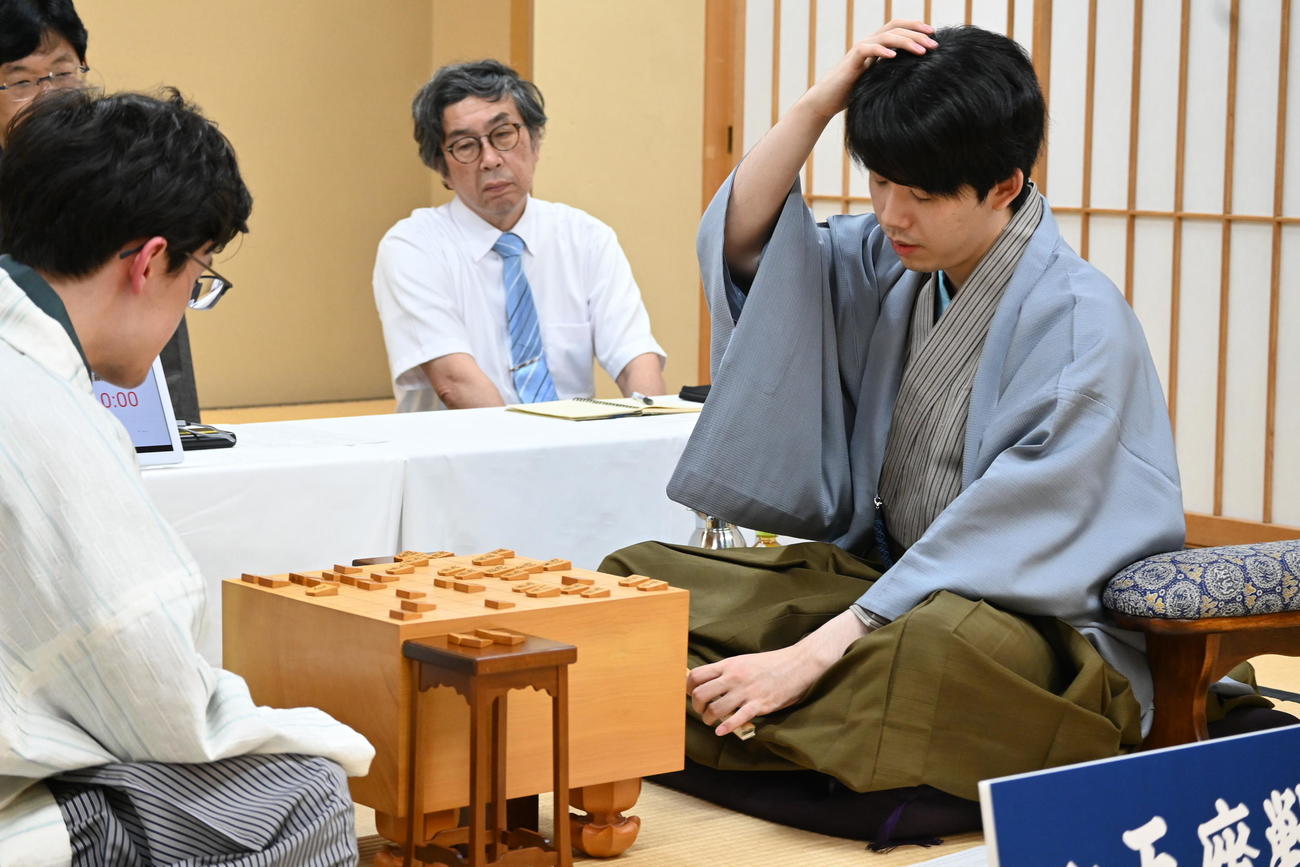 感想戦で頭をかく藤井聡太王座（右）（撮影・松浦隆司）
