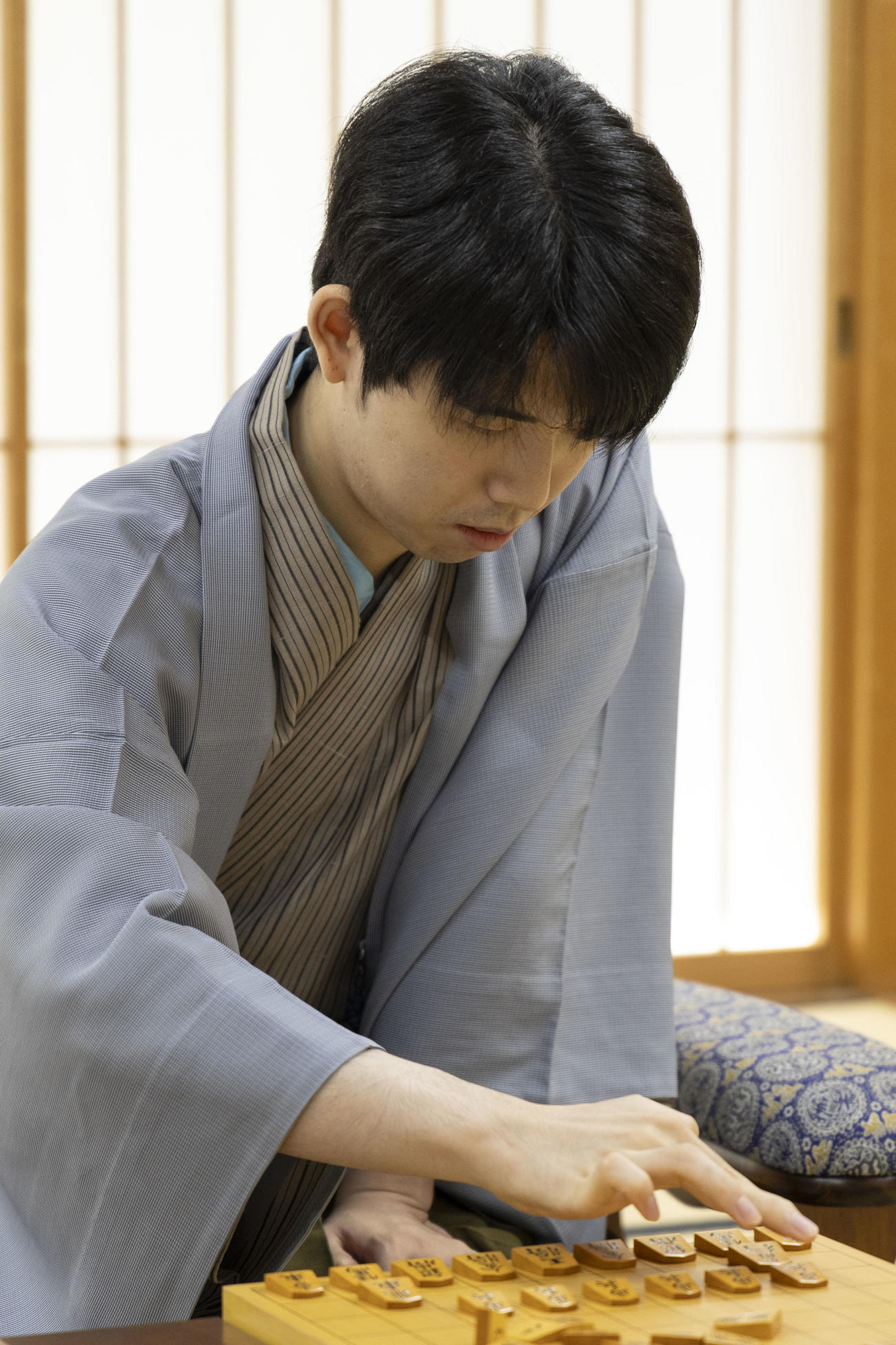 王座戦5番勝負第2局に臨んだ藤井聡太王座（日本将棋連盟提供）