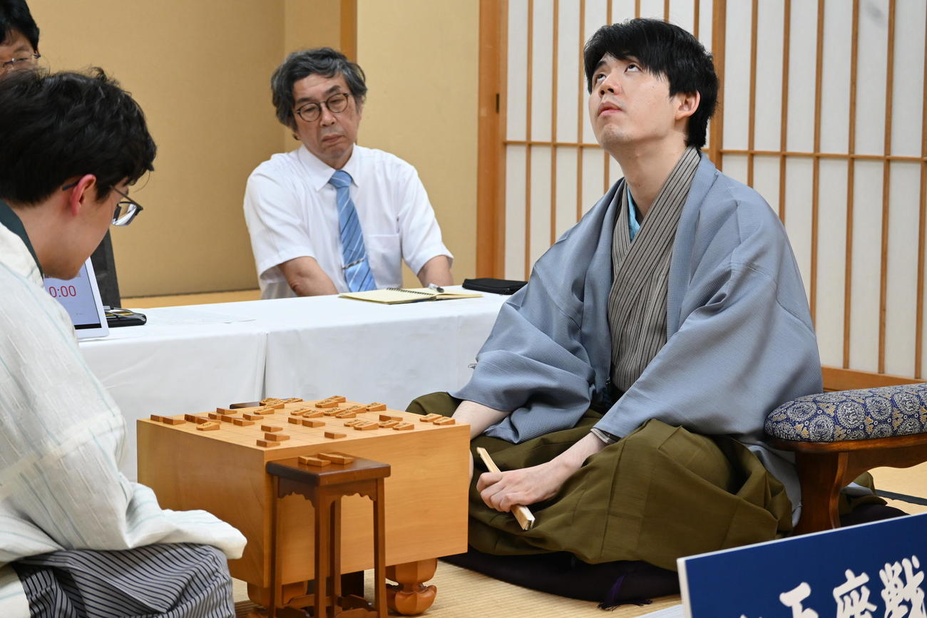 感想戦で天井を見上げる藤井聡太王座（右）（撮影・松浦隆司）