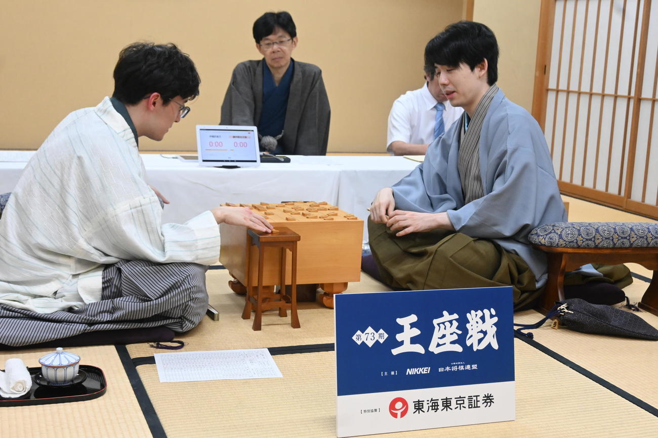 終局後、感想戦を行う藤井聡太王座（右）伊藤匠叡王（撮影・松浦隆司）