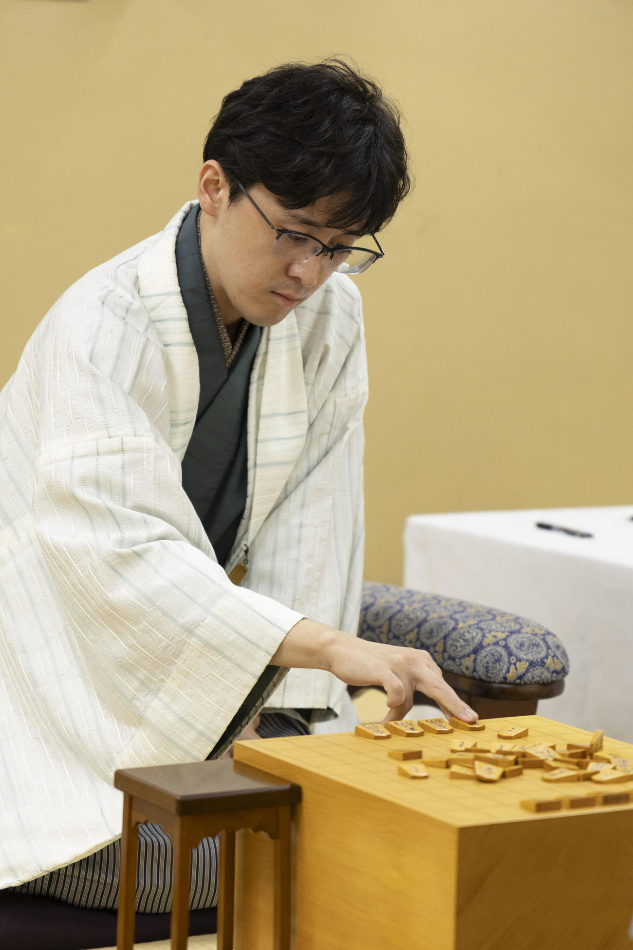王座戦5番勝負第2局に臨んだ伊藤匠叡王（日本将棋連盟提供）