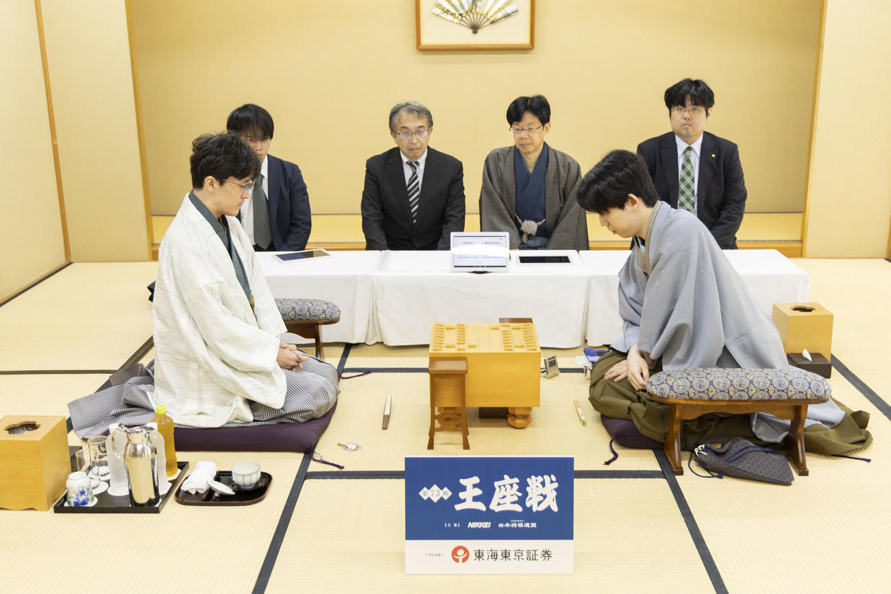 王座戦5番勝負第2局に臨んだ藤井聡太王座（右）と伊藤匠叡王（日本将棋連盟提供）