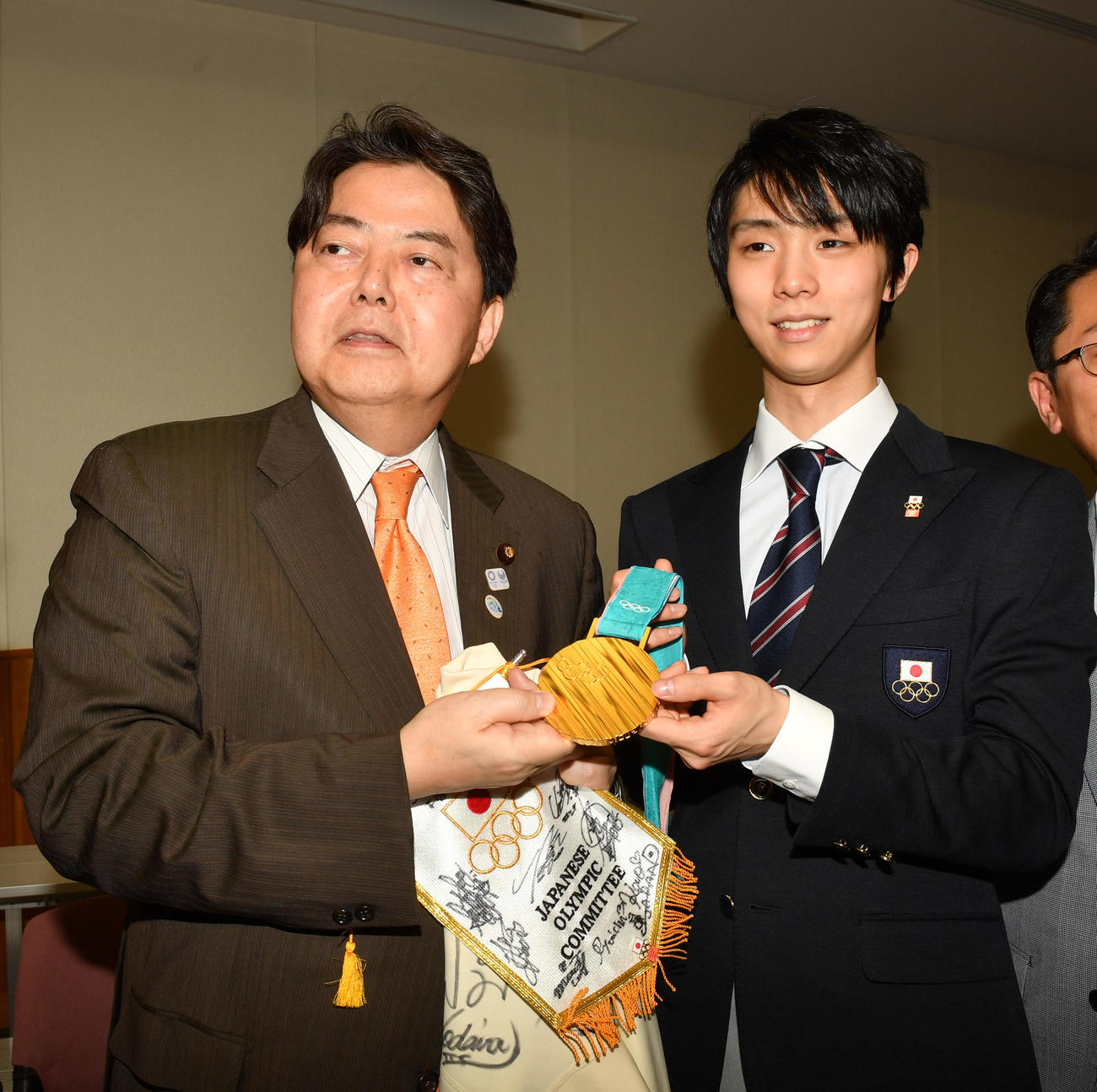 文科相時代、平昌五輪で金メダルを獲得した羽生結弦の表敬訪問を受ける林芳正氏（2018年2月）