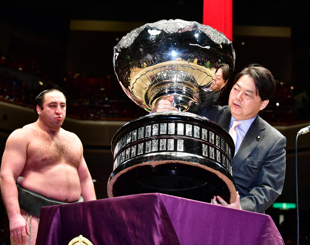 文科相時代、幕内優勝を果たした栃ノ心（左）に内閣総理大臣杯を授与する林芳正氏（2018年1月）