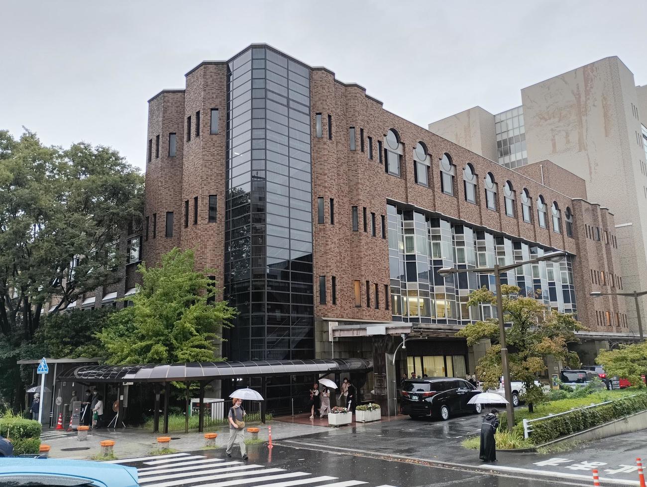 国立大学病院長会議は全国42大学44病院で構成。写真は東京大医学部付属病院