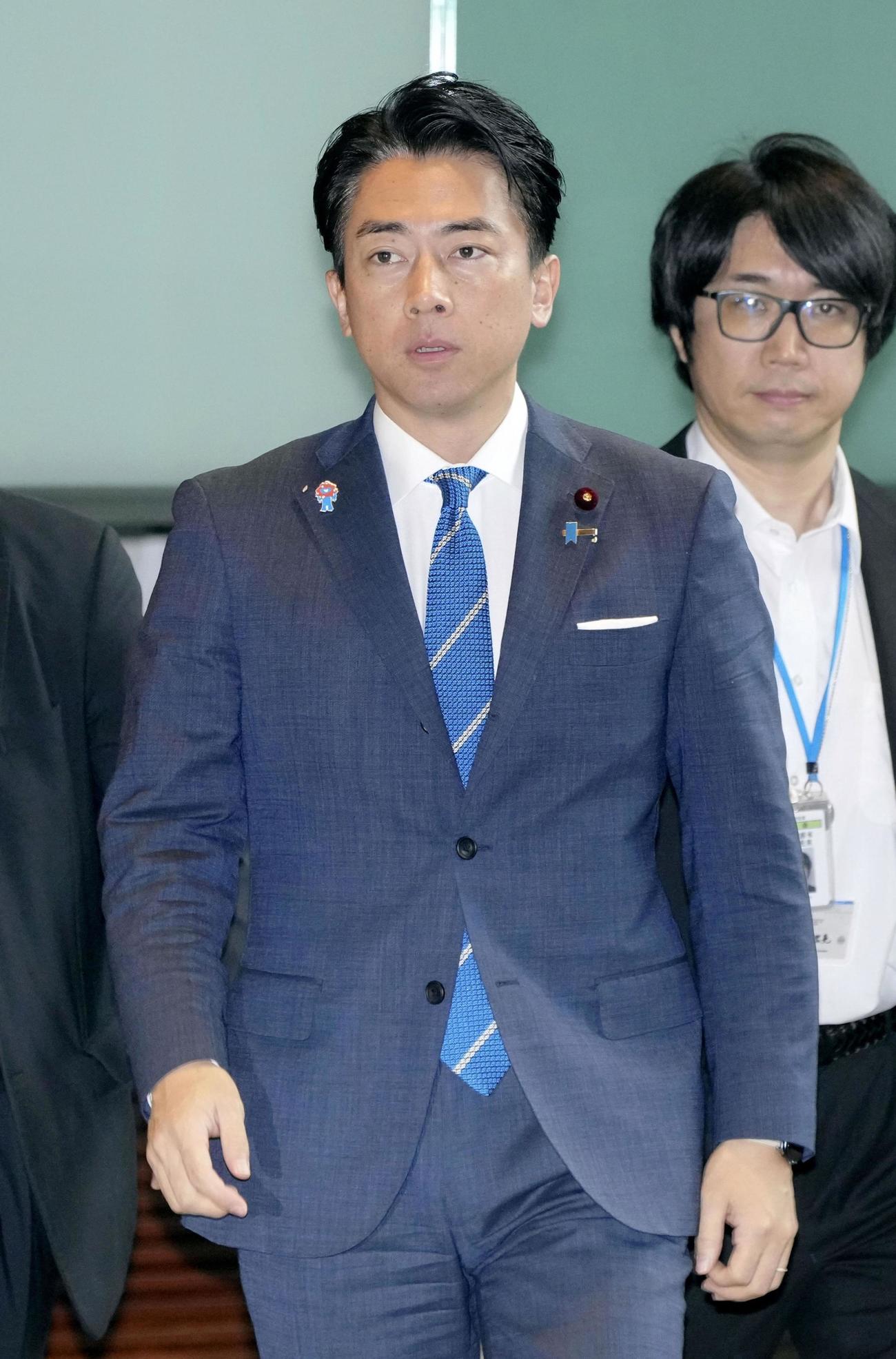 首相官邸に入る小泉農相＝19日午前（共同）