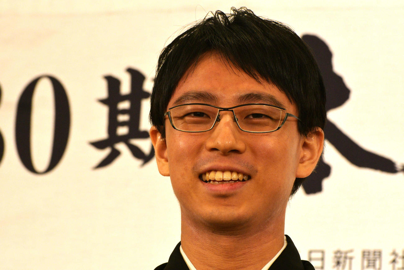 本因坊3連覇の記念品として就位式でエアコンを贈られた一力遼本因坊は文字どおり涼しい笑顔を見せる
