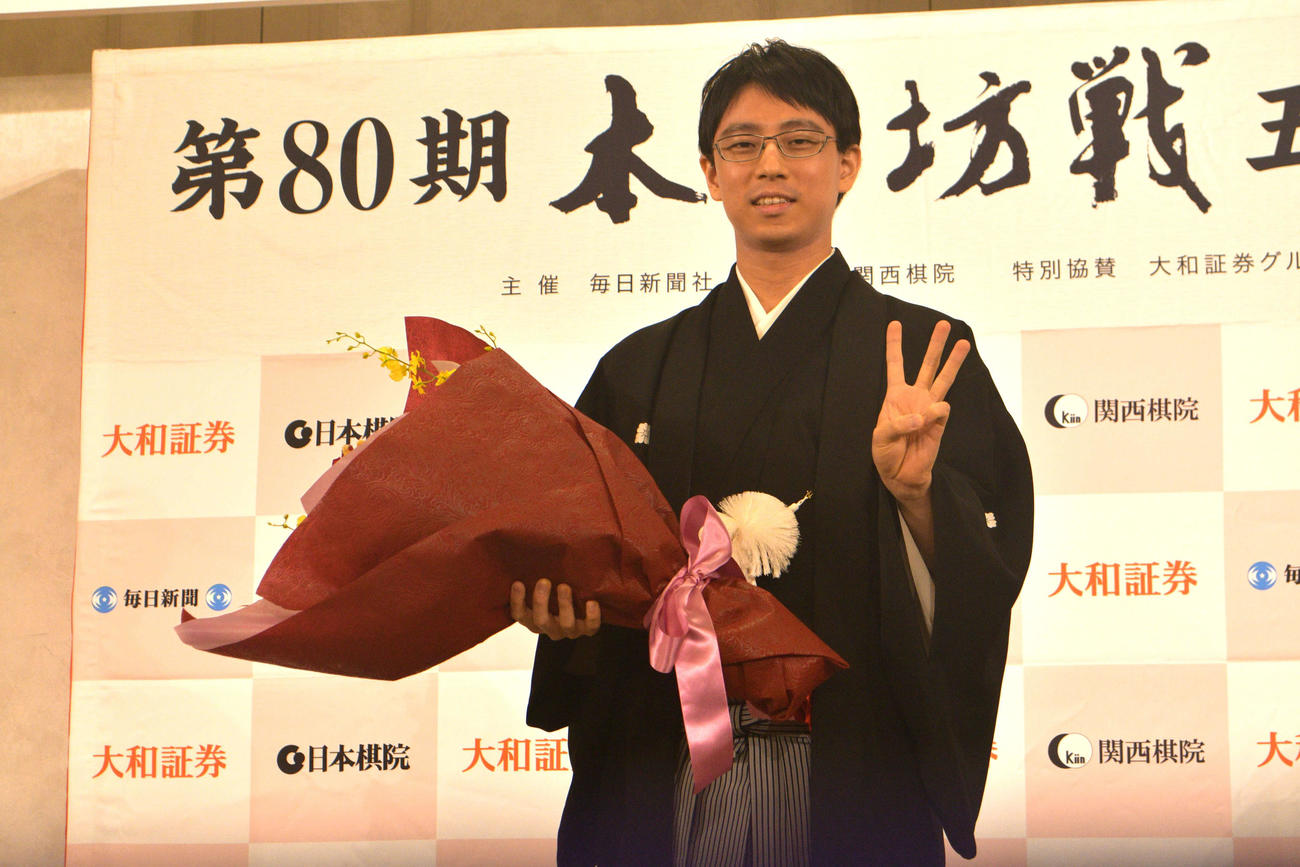 本因坊戦で3連覇を達成して就位式で花束を手にした一力遼本因坊