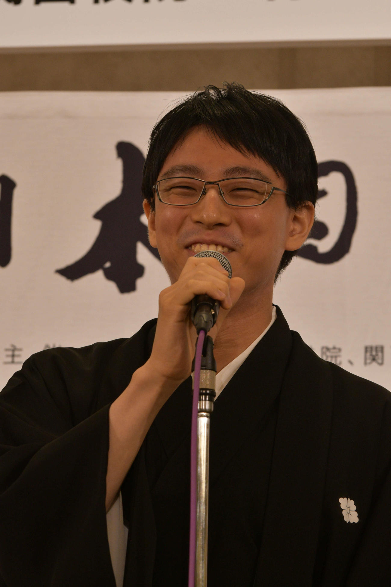 就位式の最後に笑顔で謝辞を述べる一力遼本因坊