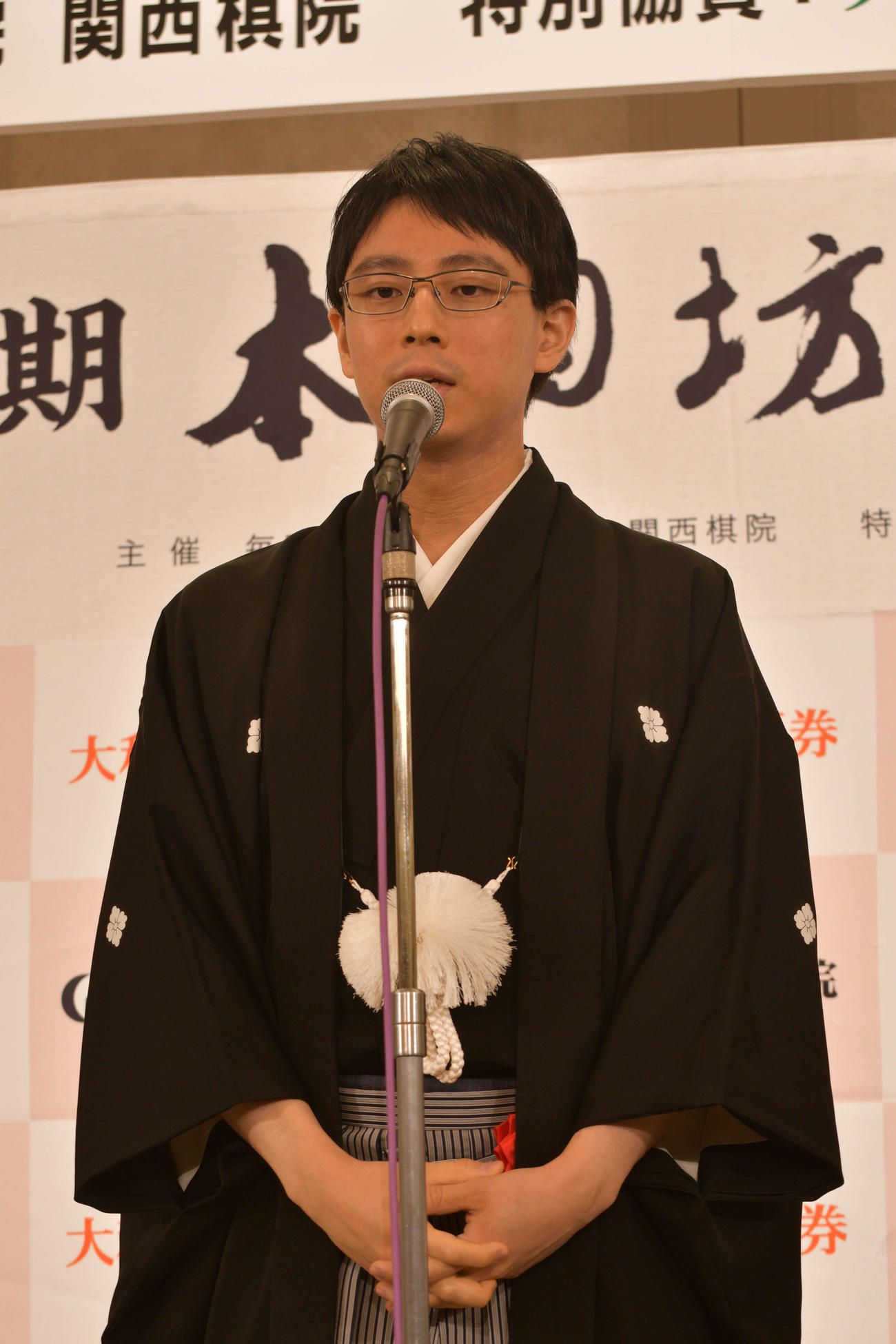 就位式の最後に謝辞を述べる一力遼本因坊