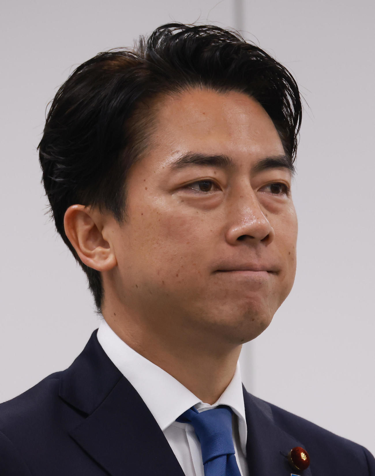 自民党総裁選への出馬表明会見で記者からの質問に答え唇をかむ小泉進次郎農相（撮影・中島郁夫）