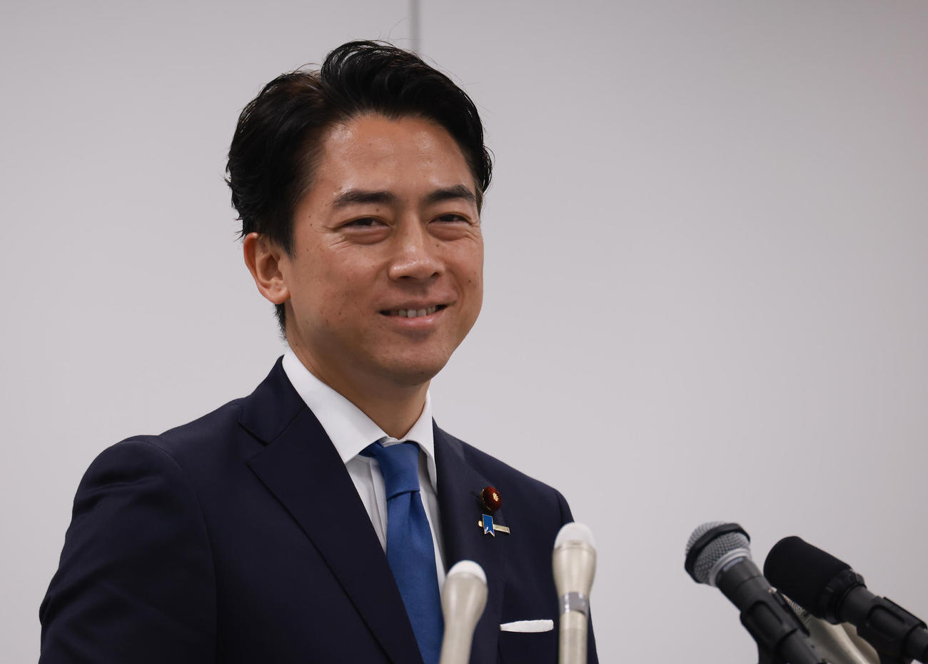 自民党総裁選への出馬表明記者会見で笑みを浮かべる小泉進次郎農相（撮影・中島郁夫）