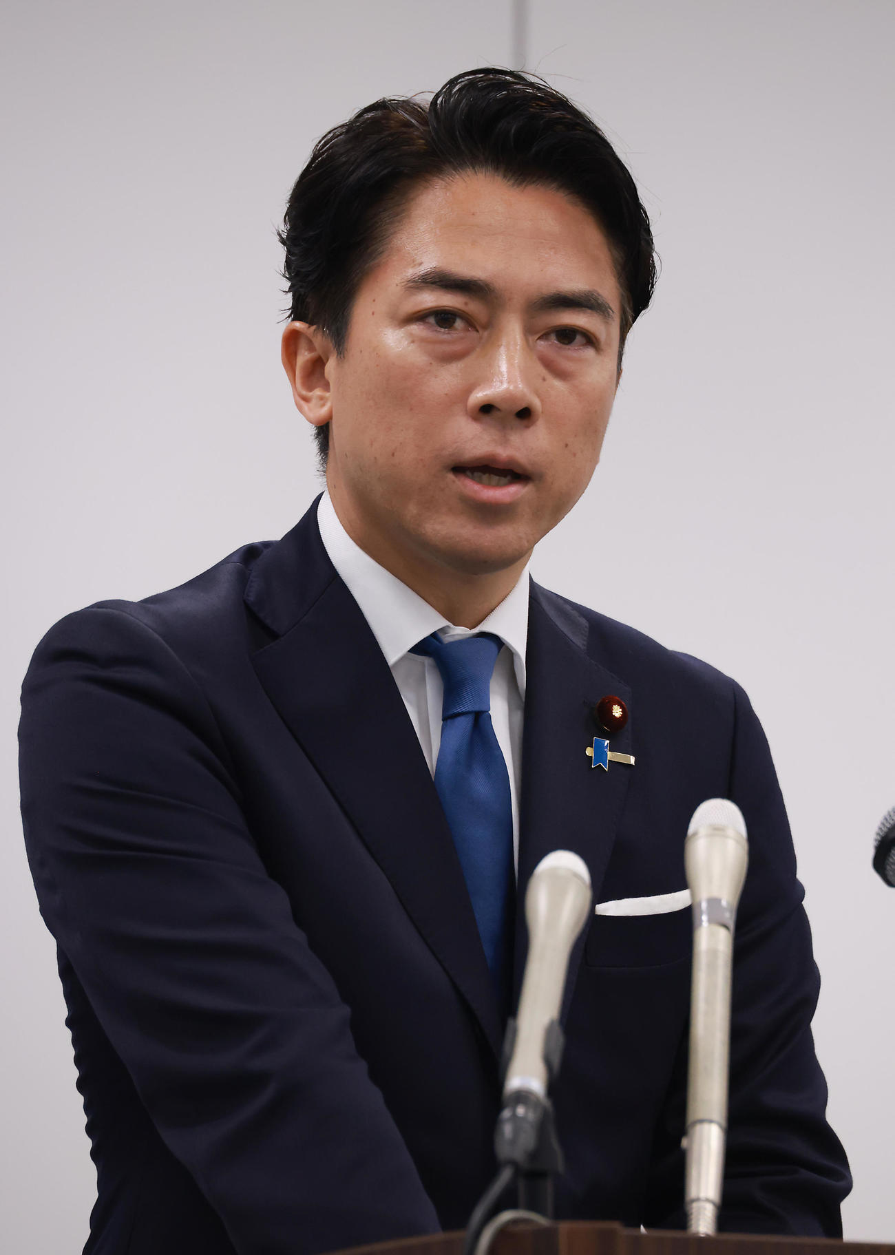 自民党総裁選への出馬表明会見で記者からの質問に答える小泉進次郎農相（撮影・中島郁夫）