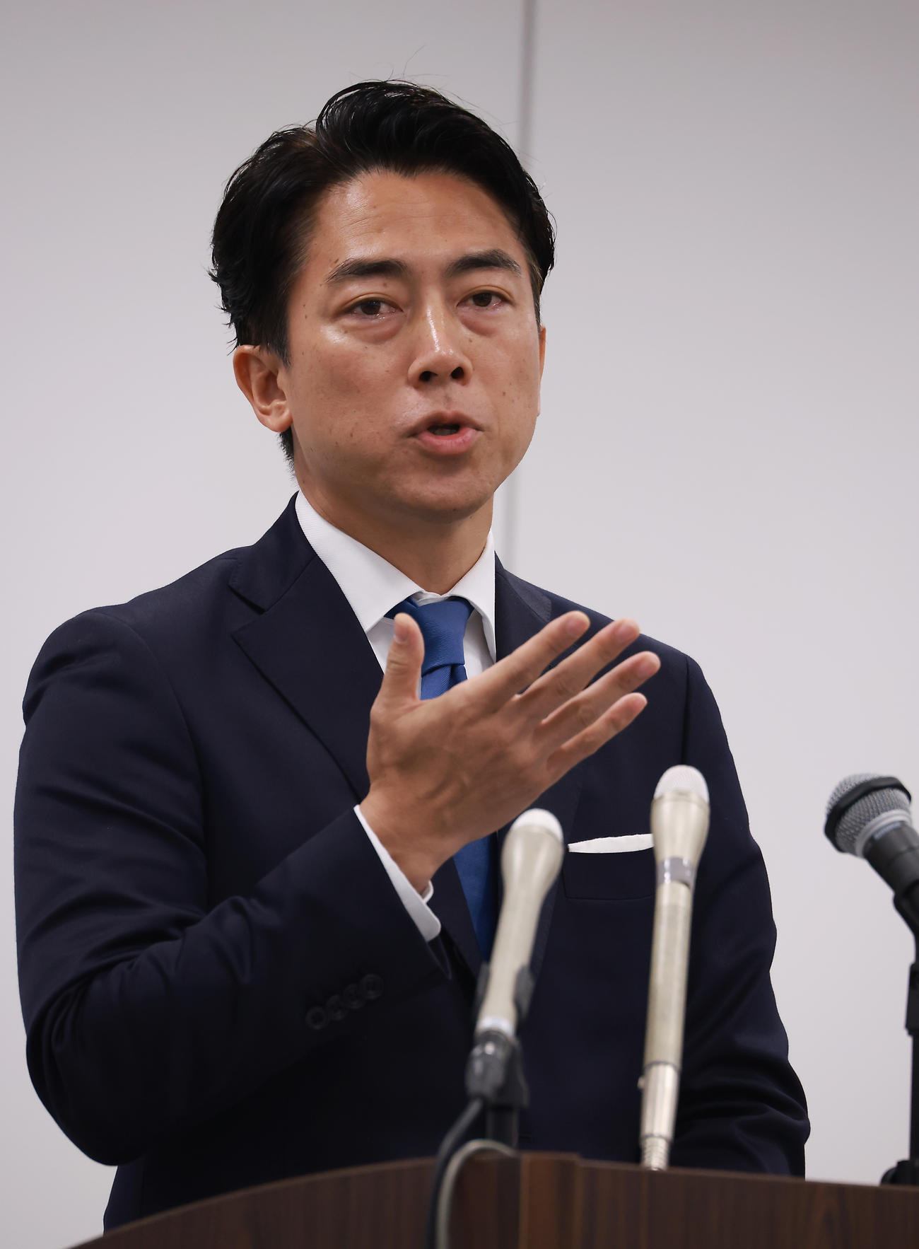 自民党総裁選への出馬表明会見で記者からの質問に答える小泉進次郎農相（撮影・中島郁夫）