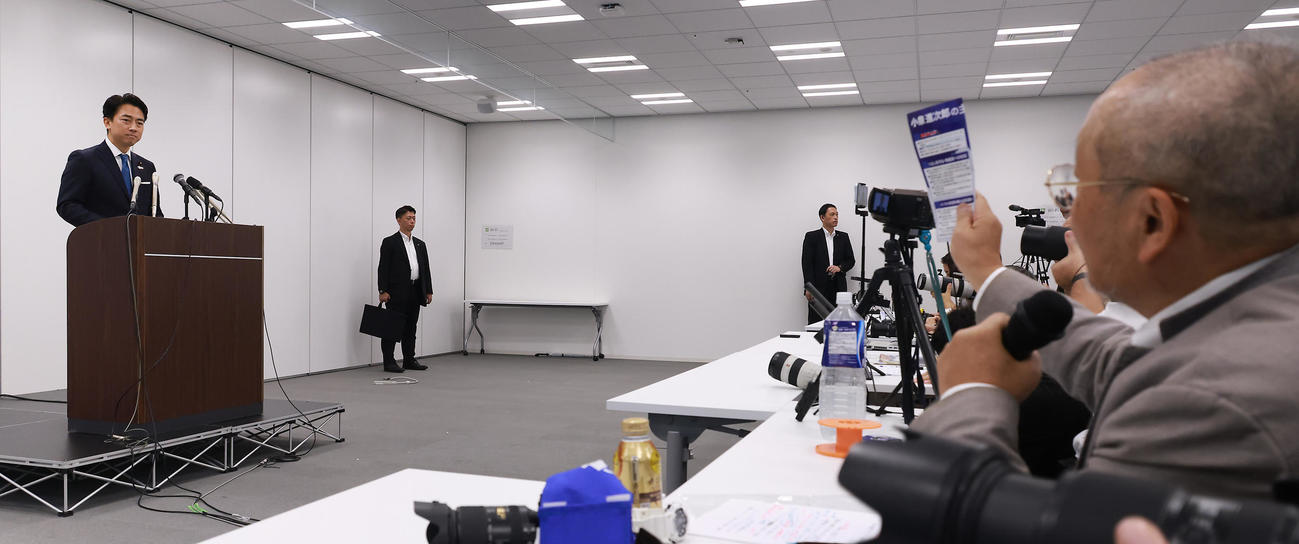 表情を変えず記者の質問を聴く小泉進次郎農相（撮影・中島郁夫）