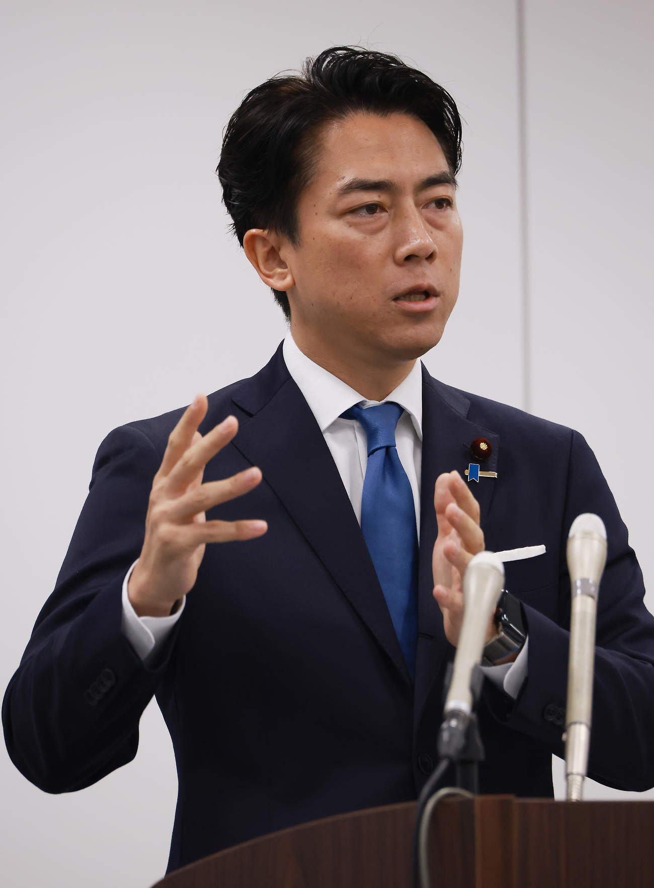 自民党総裁選への出馬表明会見で記者からの質問に答える小泉進次郎農相（撮影・中島郁夫）